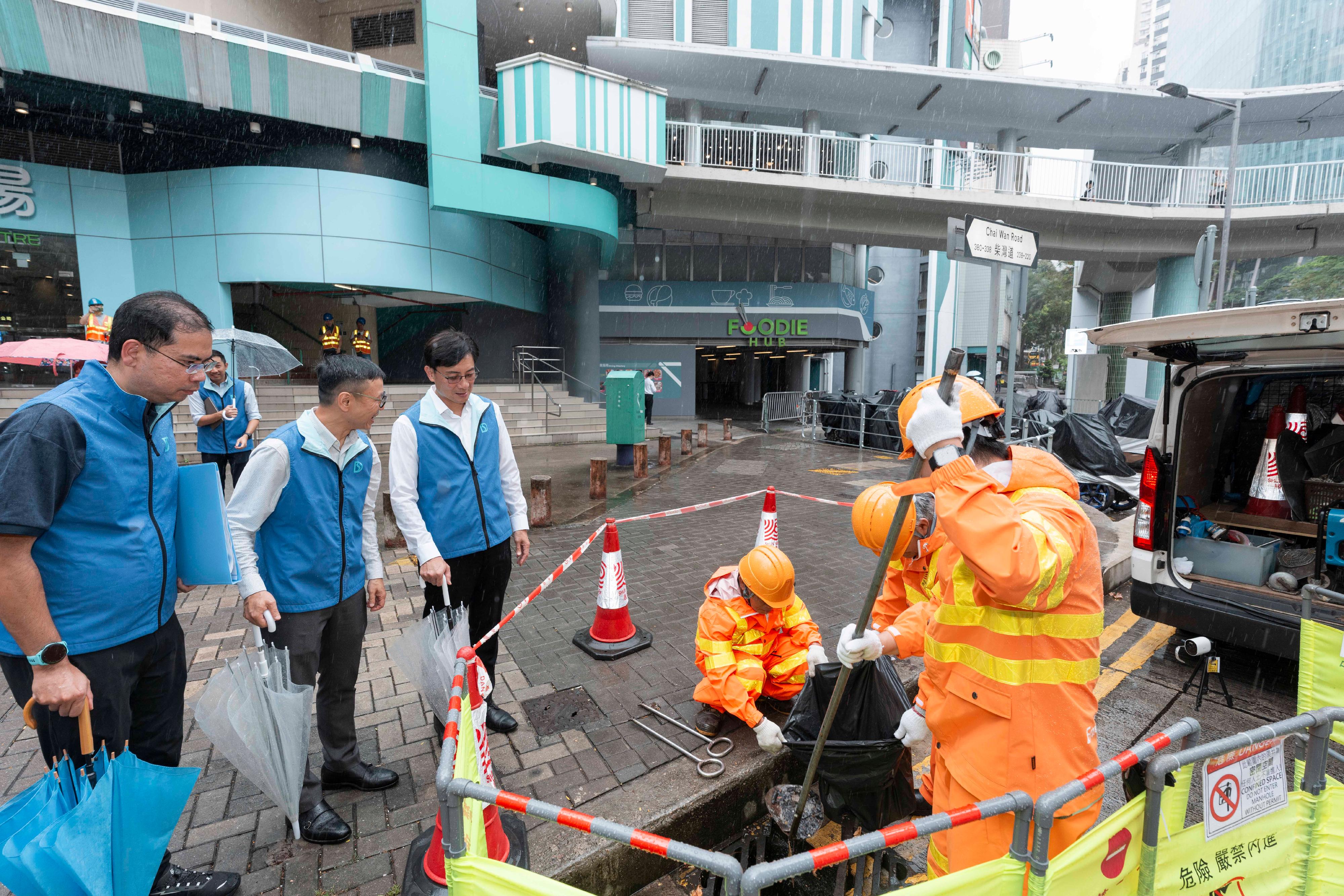 Officers of the Drainage Services Department inspected locations that had been hit by severe flooding in the past on June 11 to learn about the flood prevention measures implemented by the department. Photo shows the Director of Drainage Services, Mr Ringo Mok (third left), inspecting the "just-in-time clearance" arrangement to ensure the drainage system is free from blockage.
