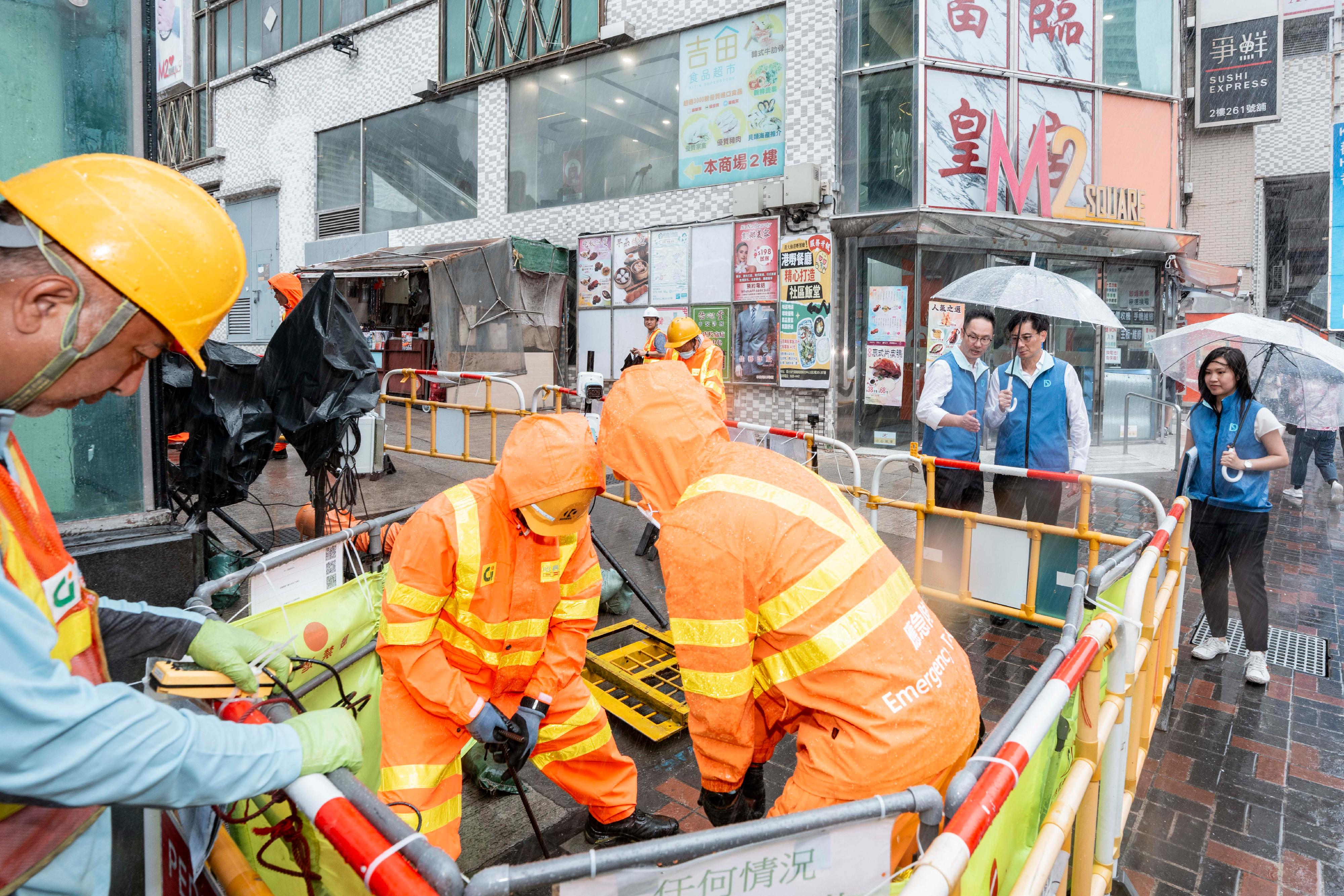 Officers of the Drainage Services Department inspected locations that had been hit by severe flooding in the past on June 11 to learn about the flood prevention measures implemented by the department. Photo shows the Director of Drainage Services, Mr Ringo Mok (second right), inspecting the replacement of drainage manhole covers in Wong Tai Sin prior to the onset of rainstorm.
