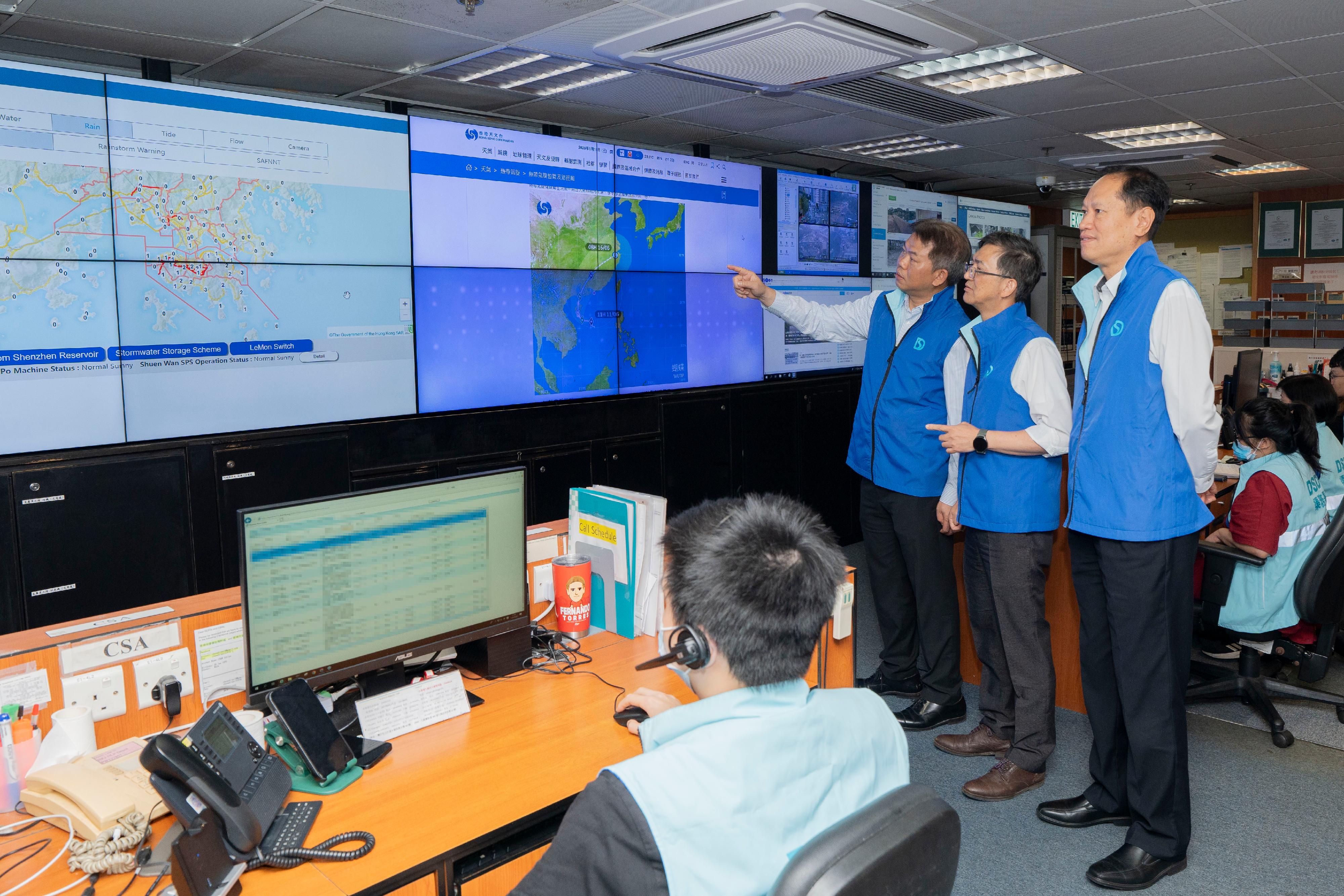 Officers of the Drainage Services Department (DSD) inspected locations that had been hit by severe flooding in the past on June 11 to learn about the flood prevention measures implemented by the department. Photo shows Acting Deputy Director of Drainage Services, Mr Raymond Lee (third right); Assistant Director of Drainage Services/Operations and Maintenance, Mr Edwin Lau (second right); and Senior System Advisor of the DSD, Mr Peter Chui (first right), visiting the Emergency Control Centre to learn about the work for coping with typhoon and flooding risk.