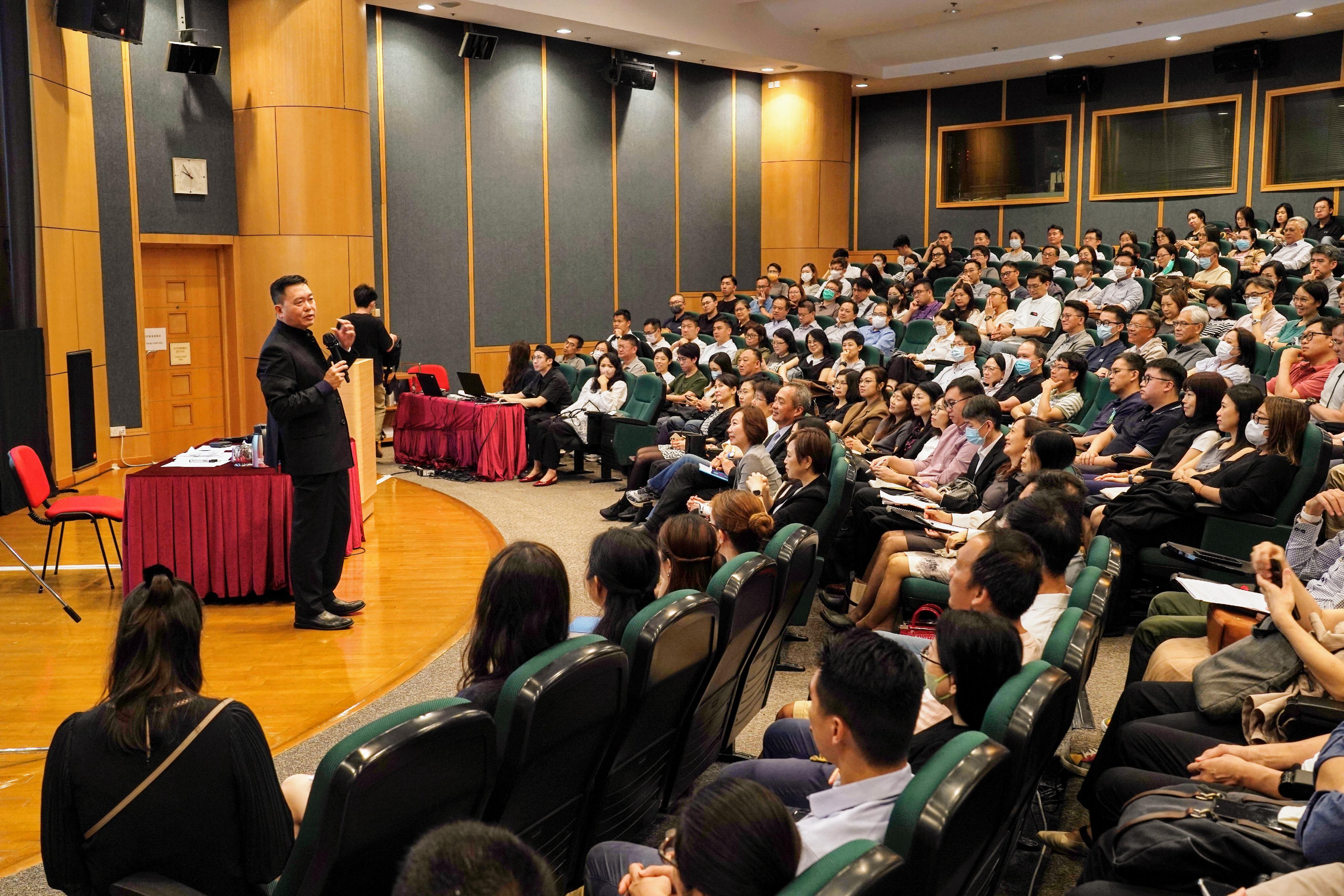 The Civil Service College has launched a new seminar series on "Presenting China to the World". The first seminar of the series, on the topic of "Achieving the Rejuvenation of Chinese Culture: Insights from the Ne Zha Craze", was delivered today (June 12). Photo shows the Executive Director of the Academy of Chinese Studies, Dr Yau Yat, delivering a talk.