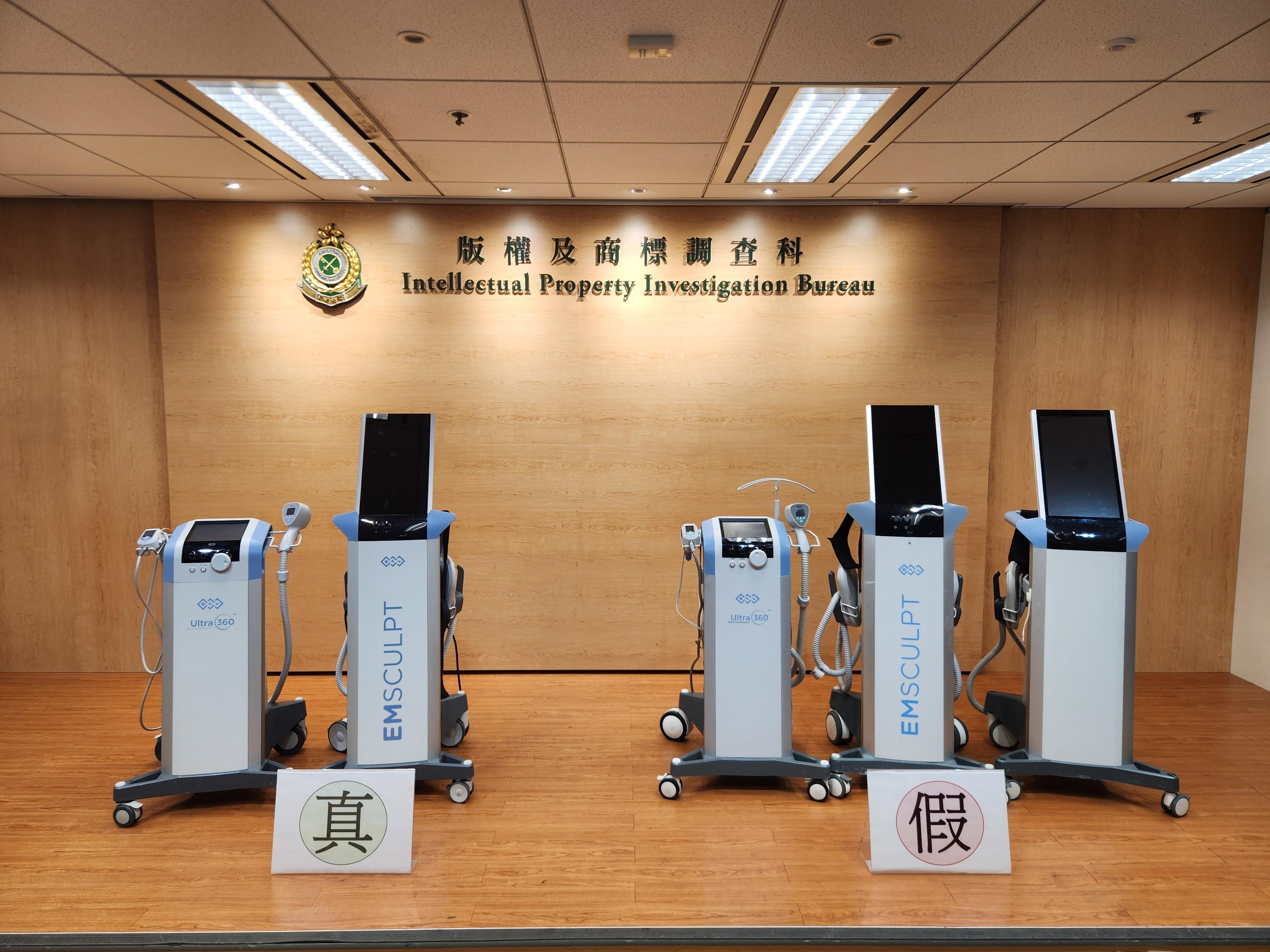香港海關昨日（六月十一日）採取特別行動，打擊美容院使用冒牌儀器提供美容及瘦身療程，於三間美容院檢獲三部懷疑冒牌美容及瘦身儀器，估計市值約十八萬元，並拘捕四人。圖示右側為檢獲的三部懷疑冒牌美容及瘦身儀器，旁為兩部正貨美容及瘦身儀器。  