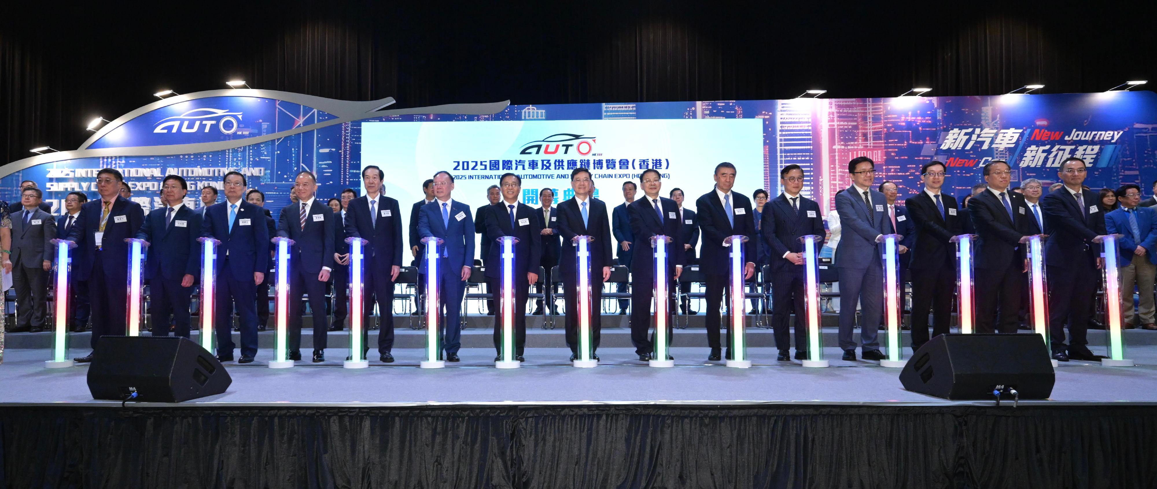 行政長官李家超今日（六月十二日）出席2025國際汽車及供應鏈博覽會（香港）開幕禮。圖示（右六起）中國機械工業聯合會會長徐念沙、中央人民政府駐香港特別行政區聯絡辦公室副主任尹宗華、李家超、外交部駐香港特別行政區特派員公署特派員崔建春，以及其他嘉賓主持開幕禮。
