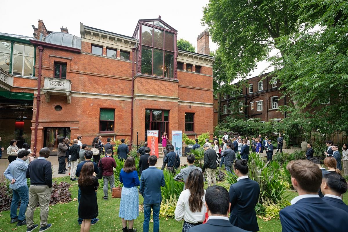 Invest Hong Kong co-organised a drinks reception with the Hong Kong Economic and Trade Office, London on June 9 (London time) for participants of the London Tech Week to promote business opportunities in Hong Kong, attracting over 130 participants from the United Kingdom Government as well as representatives from the financial, innovation and technology, and business sectors.