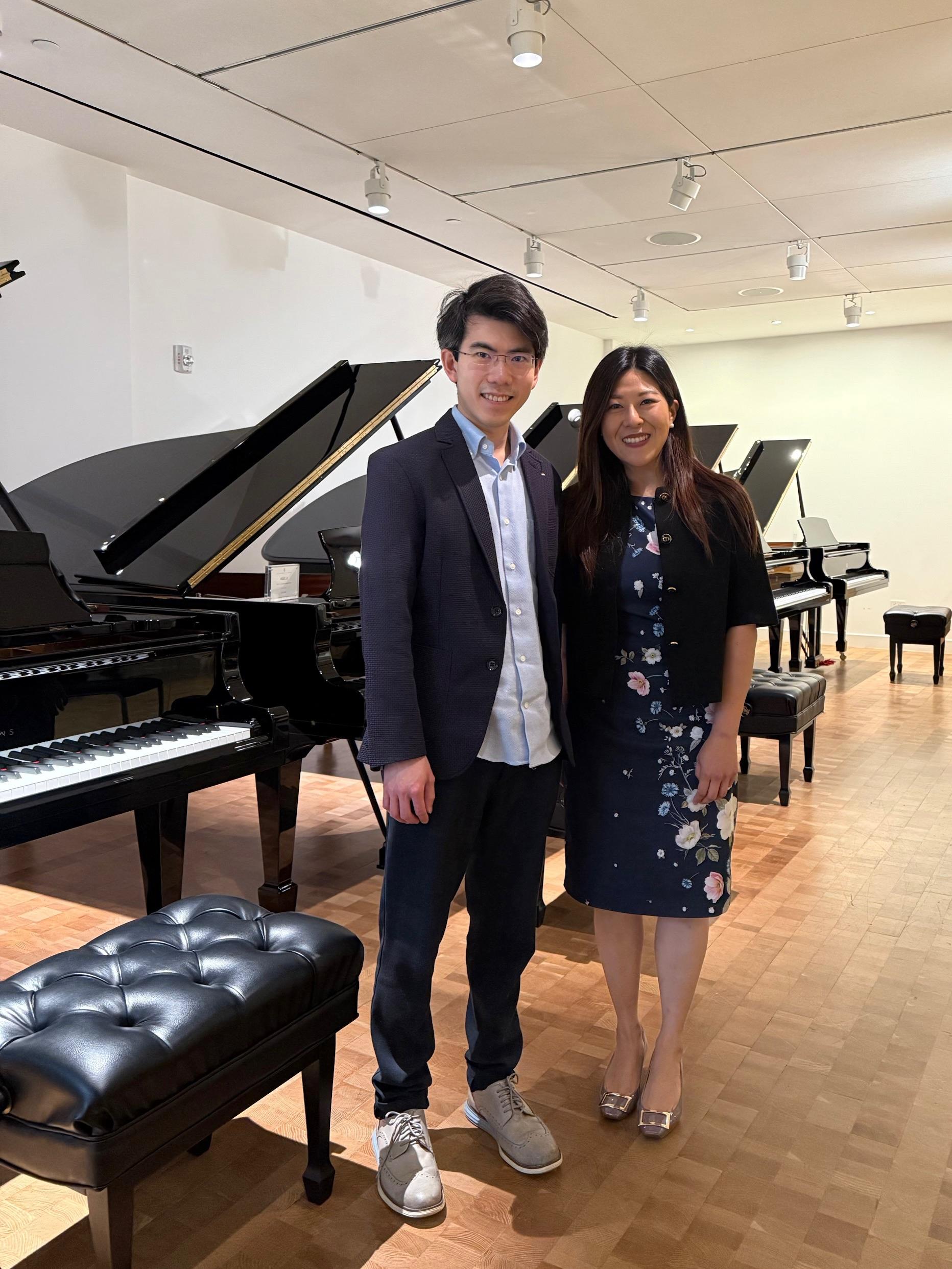 香港駐紐約經濟貿易辦事處處長何美智（右）於六月十一日（紐約時間），出席於紐約巿舉行的第十七屆梵．克萊本國際鋼琴比賽記者會，祝賀香港鋼琴家沈靖韜（左）在享負盛名的梵．克萊本國際鋼琴比賽中奪冠。