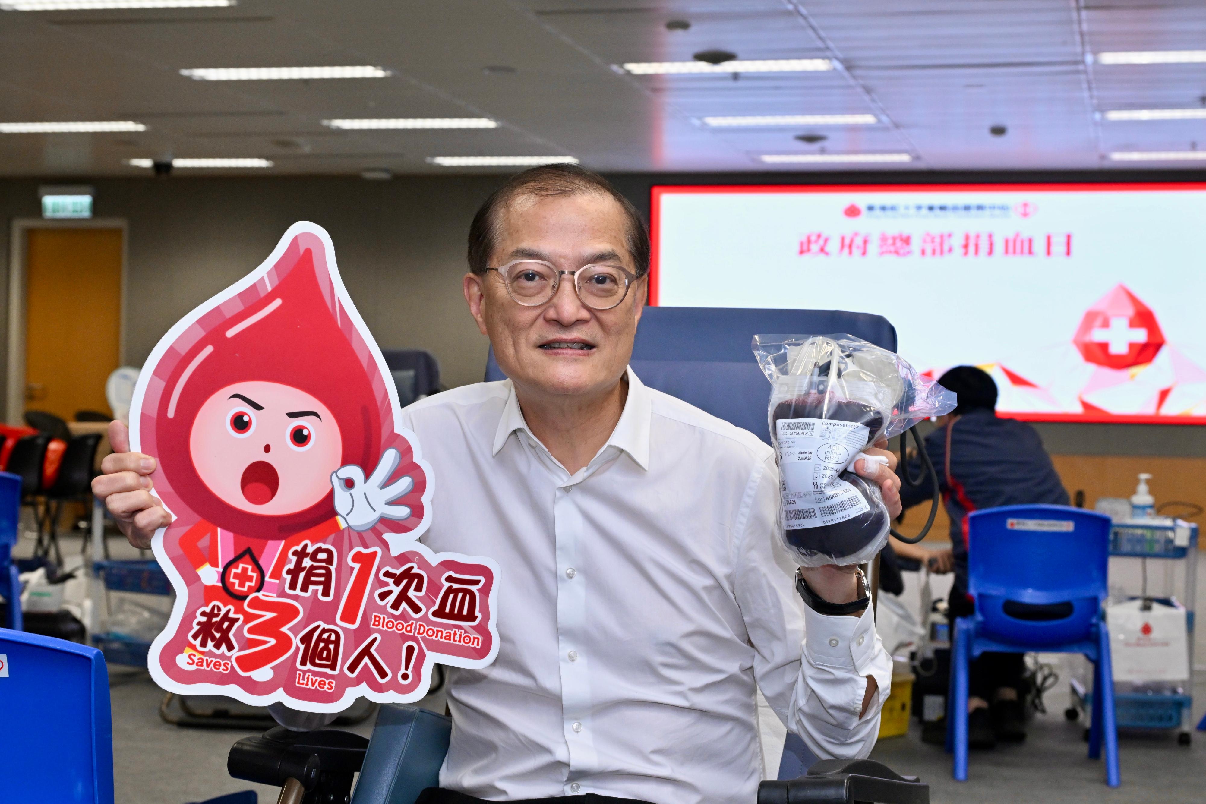 醫務衞生局局長盧寵茂教授今日（六月十二日）身體力行，參與香港紅十字會在政府總部舉行的捐血活動，以實際行動支持捐血救人。
