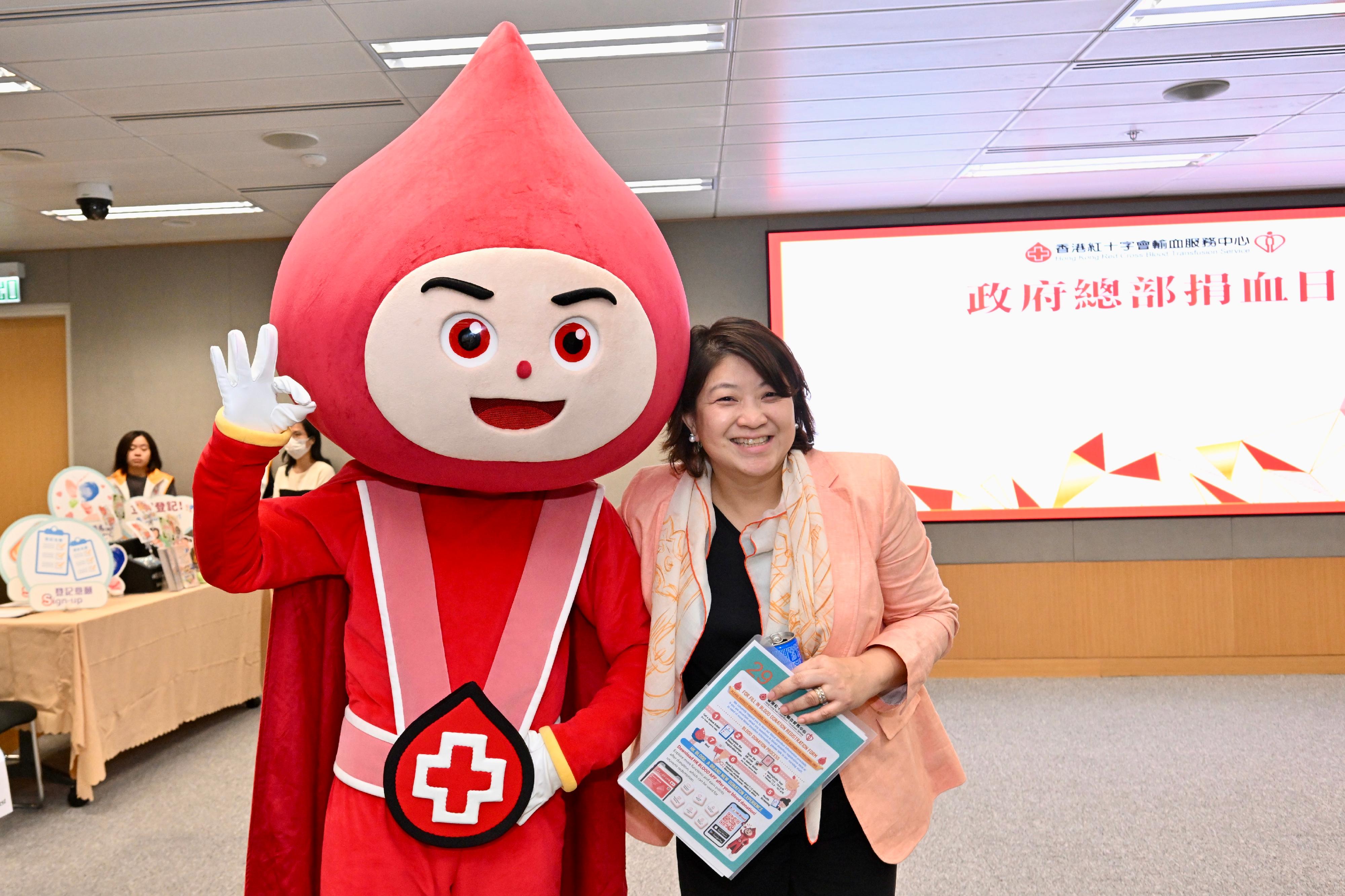 醫務衞生局副局長李夏茵醫生今日（六月十二日）身體力行，參與香港紅十字會在政府總部舉行的捐血活動，以實際行動支持捐血救人。
