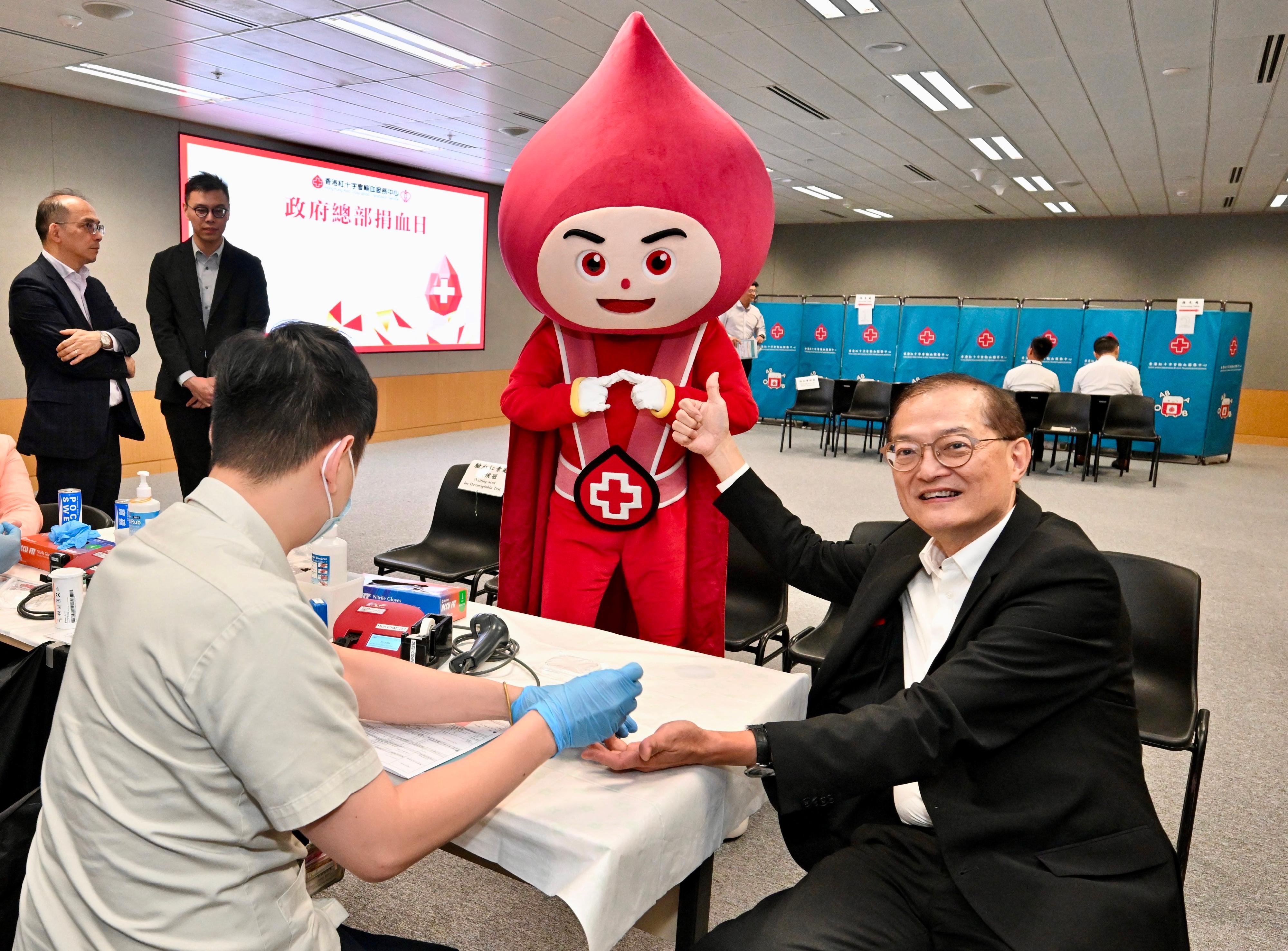 醫務衞生局局長盧寵茂教授（右）今日（六月十二日）身體力行，參與香港紅十字會在政府總部舉行的捐血活動，以實際行動支持捐血救人。