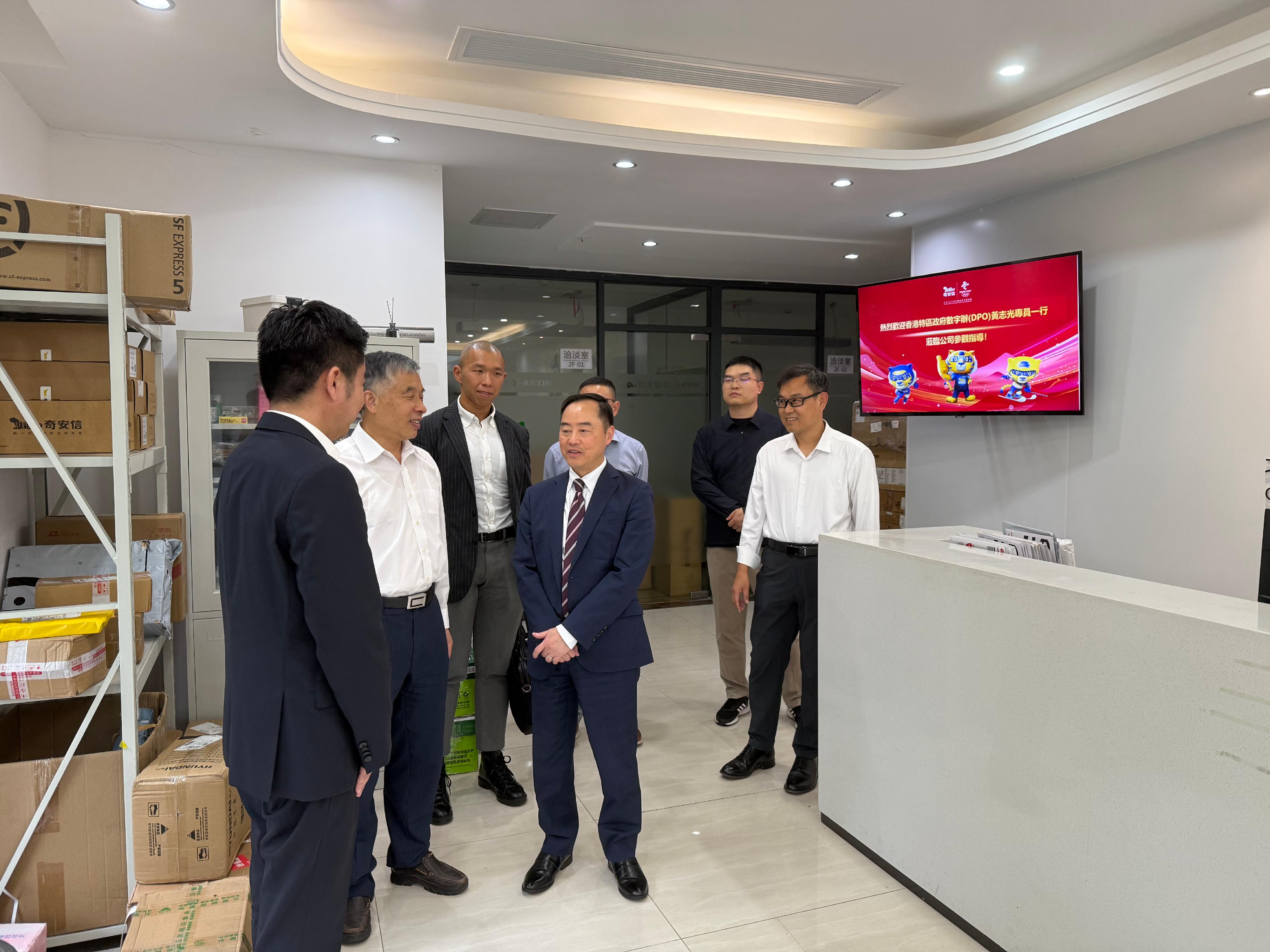 數字政策專員黃志光（左四）今日（六月十二日）在廣州到當地科技企業就信息技術應用創新及網絡安全範疇進行調研。