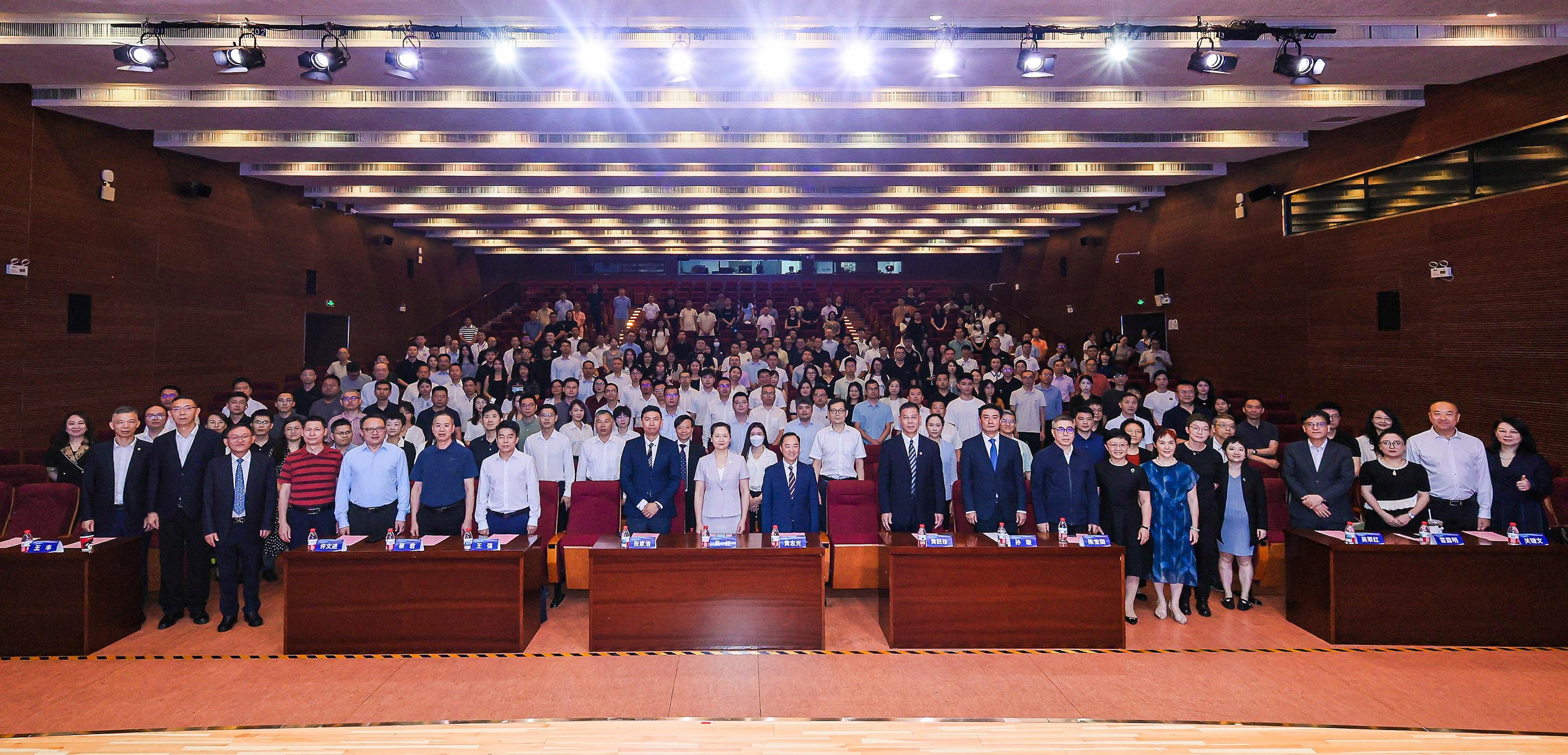 The 2025 Guangdong-Hong Kong-Macao Software Industry High-quality Development Conference, the 13th Guangdong-Hong Kong Cloud Computing Conference and 8th Guangdong-Hong Kong-Macao ICT Conference was held in Guangzhou today (June 12), attracting around 400 industry experts, scholars and practitioners from Guangdong, Hong Kong and Macao.