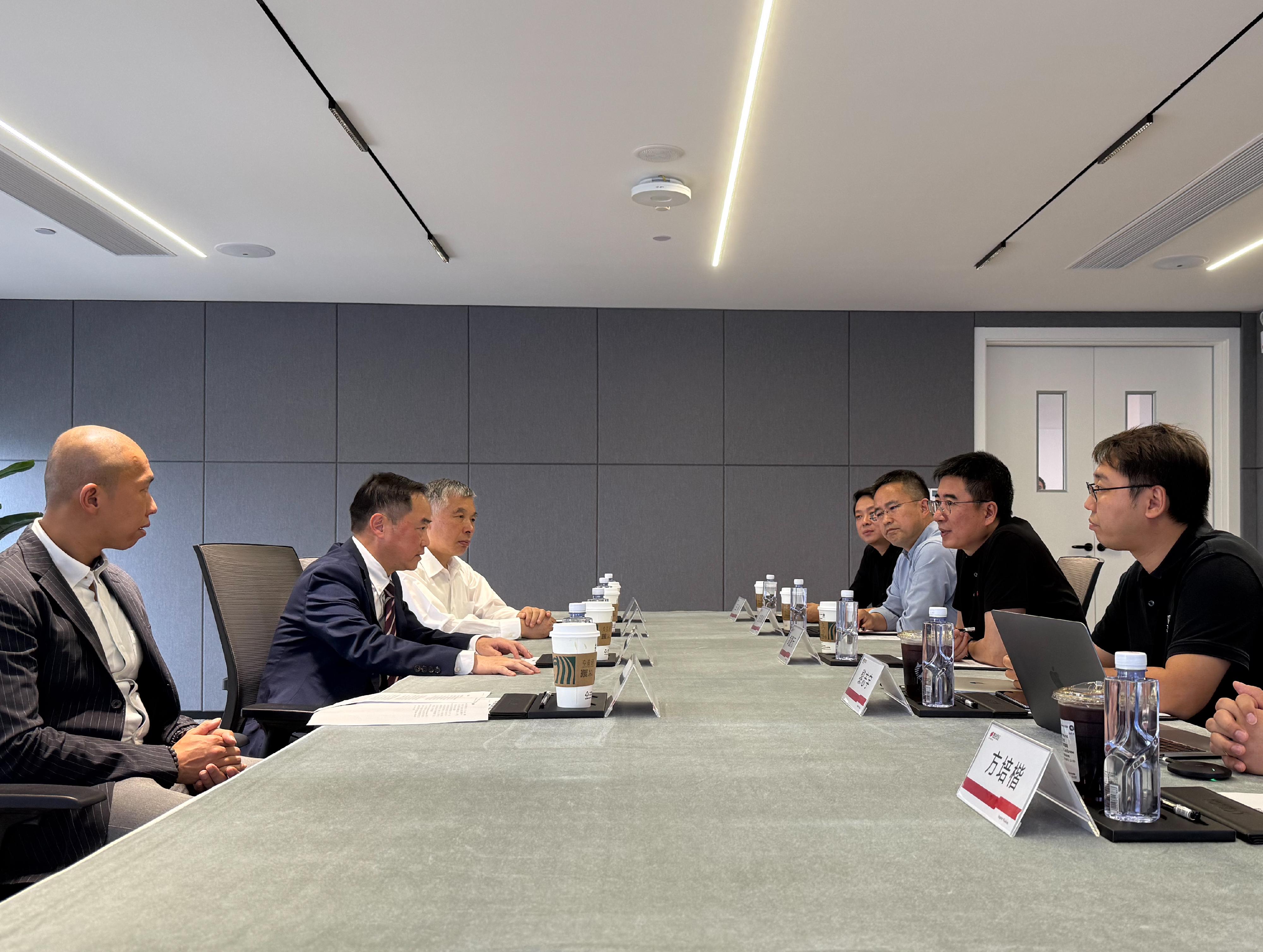 The Commissioner for Digital Policy, Mr Tony Wong (second left), conducted a study on the application of large language models and generative AI technology by visiting a local technology enterprise in Guangzhou today (June 12).