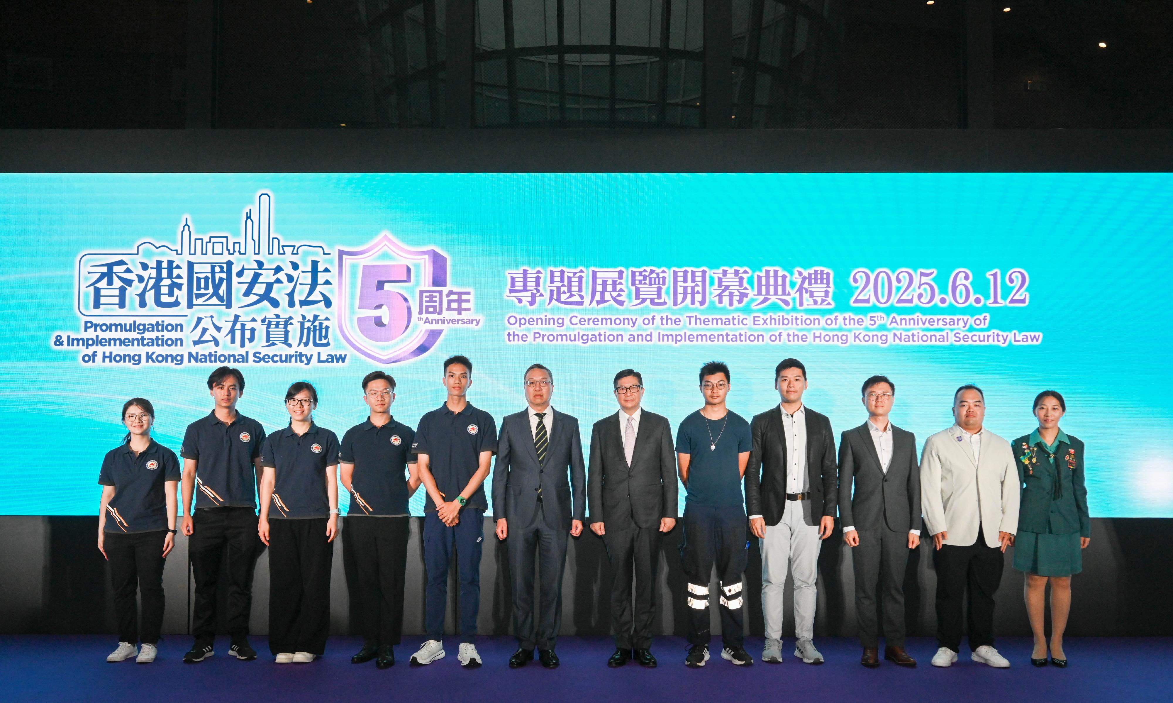 律政司司長林定國資深大律師（ 左六）和保安局局長鄧炳強（ 右六）與法治教育領袖培訓計劃和保安局青少年制服團隊領袖論壇成員代表合照。