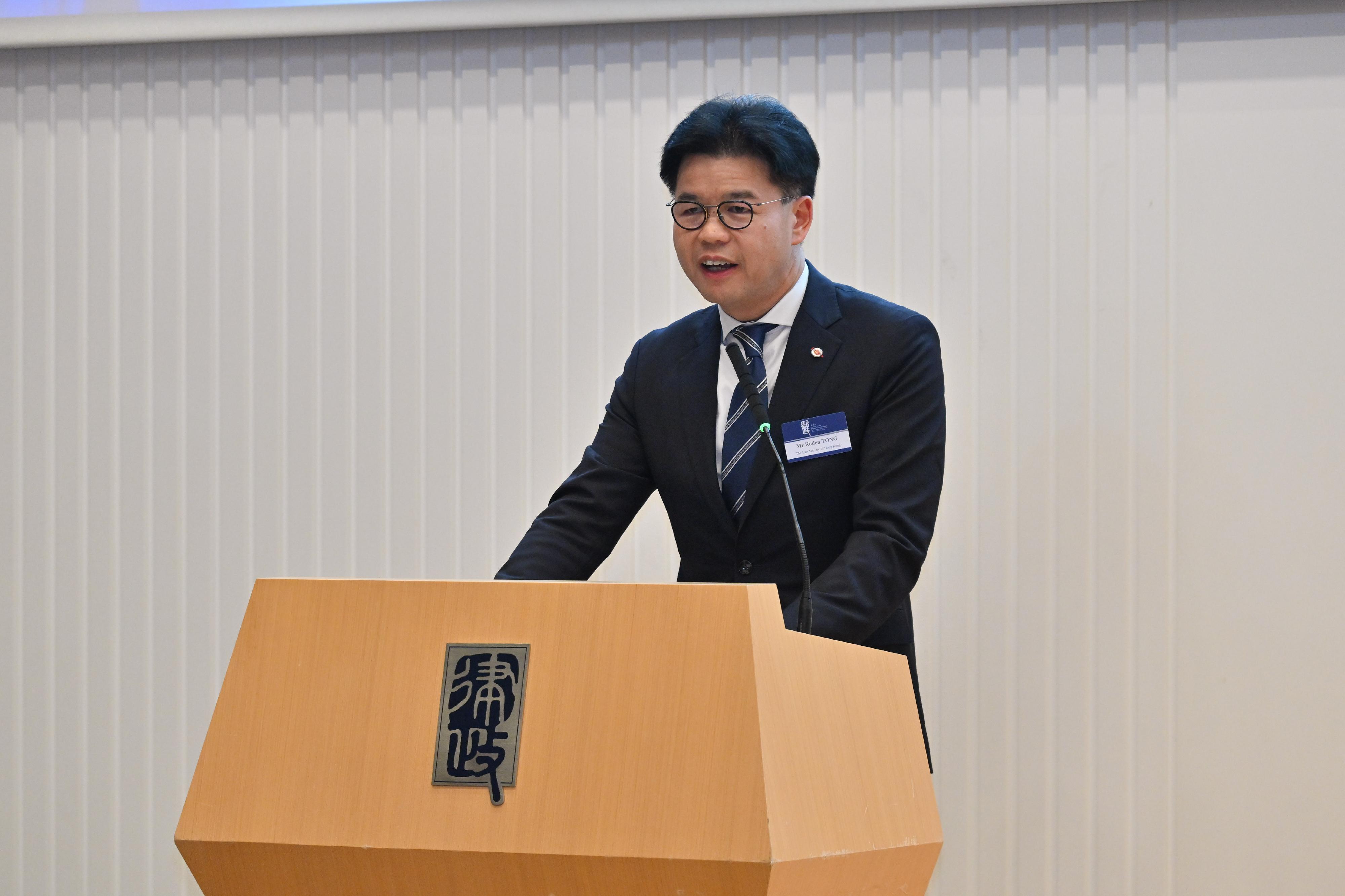 律政司今日（六月十二日）舉行首場法律科技圓桌會議。圖示香港律師會會長湯文龍在會議上致辭。