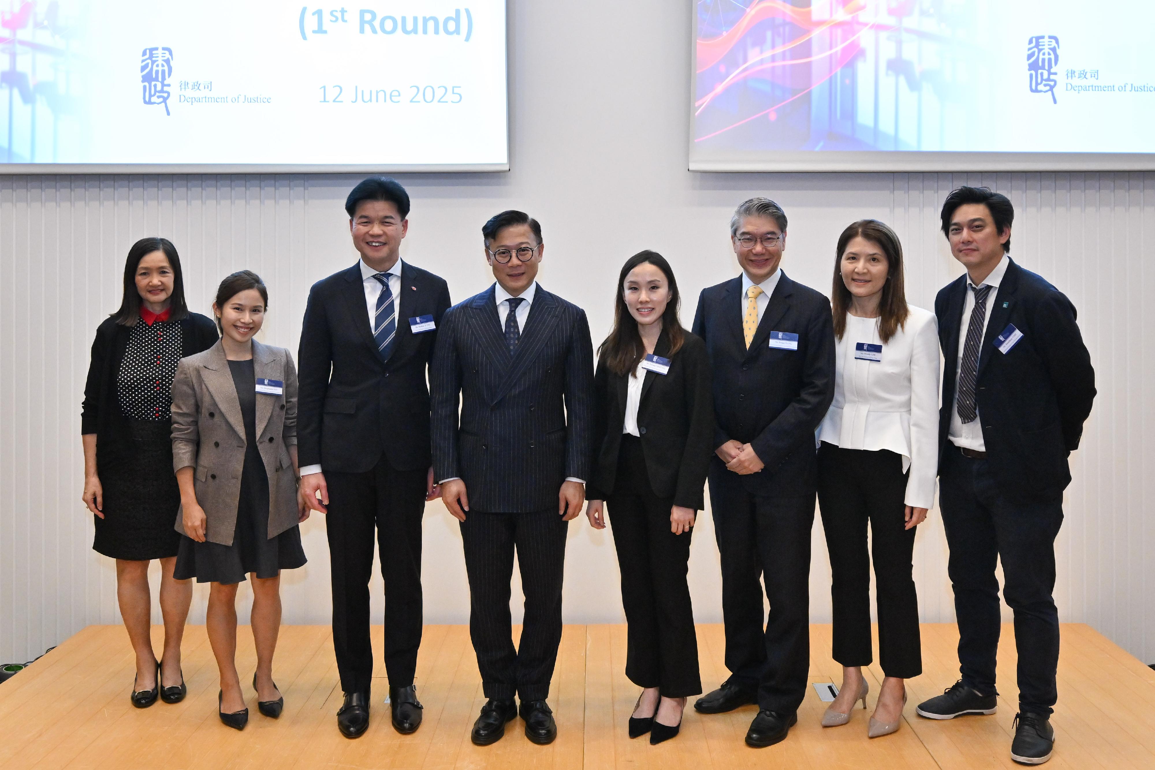 The Department of Justice today (June 12) held the first round of LexGoTech Roundtable. Photo shows the Deputy Secretary for Justice and the Chairman of the Consultation Group on LawTech Development, Dr Cheung Kwok-kwan (fourth left); the President of the Law Society of Hong Kong, Mr Roden Tong (third left), and the attending members of the Consultation Group and representatives of the Law Society of Hong Kong.
