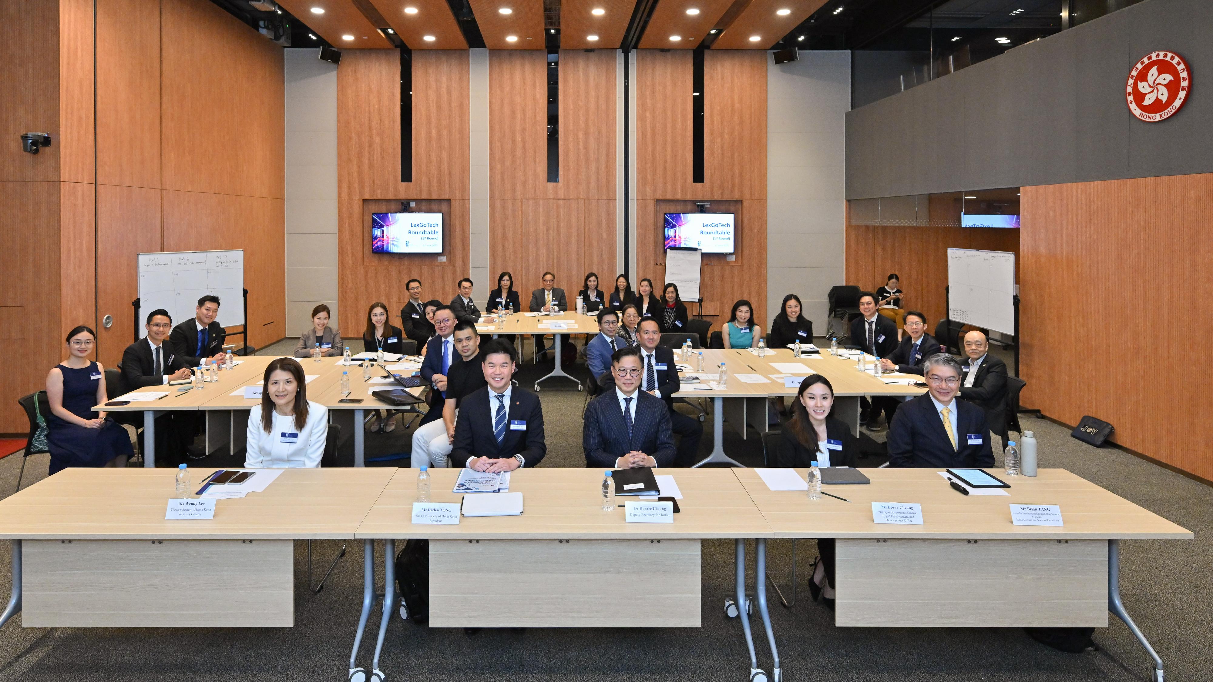 The Department of Justice today (June 12) held the first round of LexGoTech Roundtable. Photo shows the Deputy Secretary for Justice and the Chairman of the Consultation Group on LawTech Development, Dr Cheung Kwok-kwan (front row, centre); the President of the Law Society of Hong Kong, Mr Roden Tong (front row, second left), and participants of the roundtable.
 