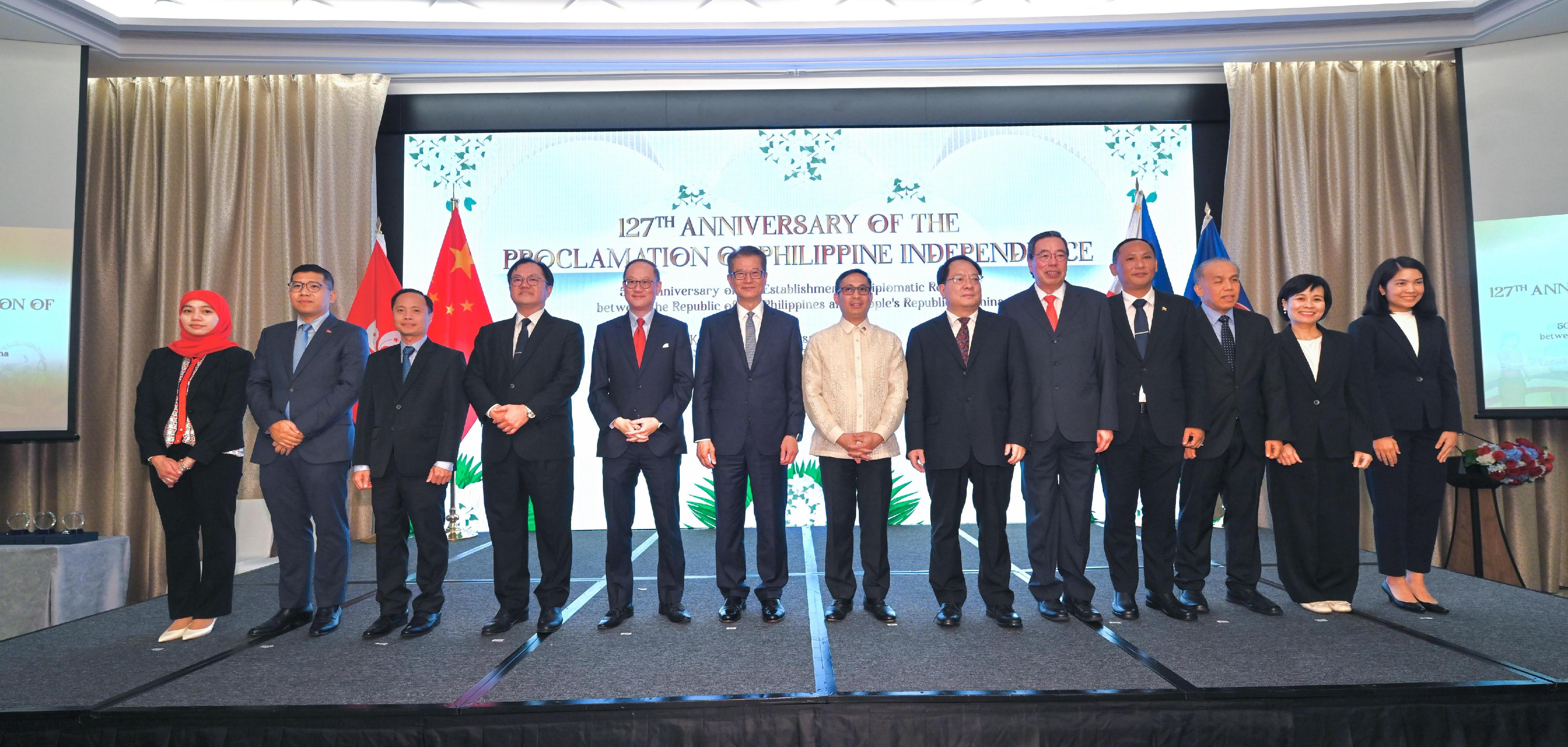 The Financial Secretary, Mr Paul Chan, attended the Reception in Celebration of the 127th Anniversary of the Proclamation of Philippine Independence today (June 12). Photo shows (from sixth left) Mr Chan; the Consul-General of the Philippines in Hong Kong, Mr Romulo Victor Manzano Israel; Deputy Commissioner of the Office of the Commissioner of the Ministry of Foreign Affairs of the People's Republic of China in the Hong Kong Special Administrative Region Mr Pan Yundong; the President of the Legislative Council, Mr Andrew Leung, and other guests at the reception.