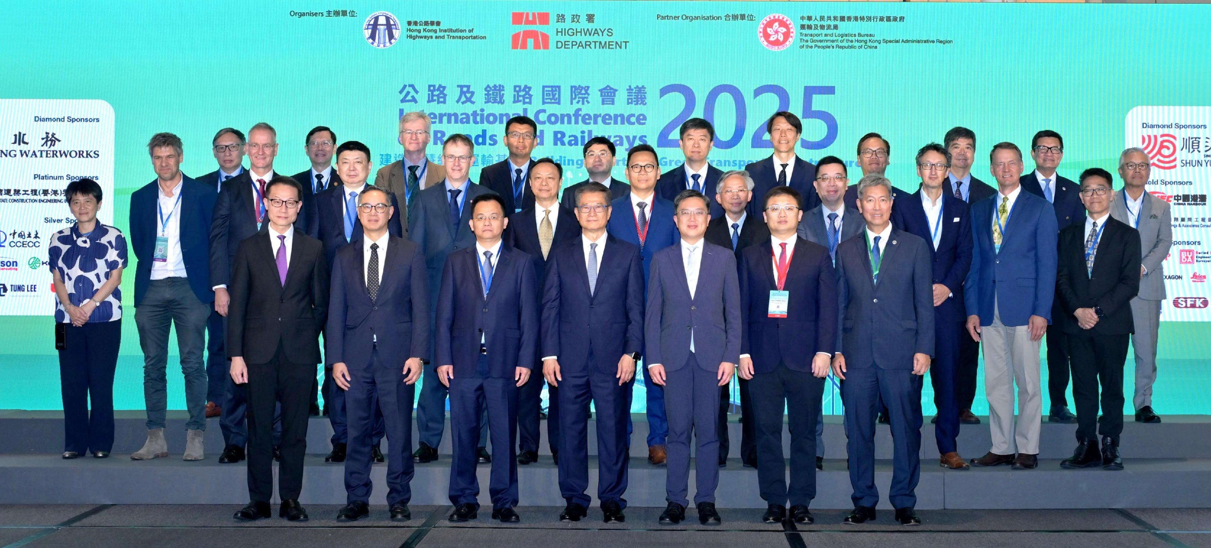 財政司司長陳茂波今日（六月十二日）出席公路及鐵路國際會議2025。圖示陳茂波（第一排中）、國家交通運輸部公路科學研究院副院長汪水銀（第一排左三）、香港公路學會會長梁偉豪（第一排右一）和其他嘉賓在會議上合照。