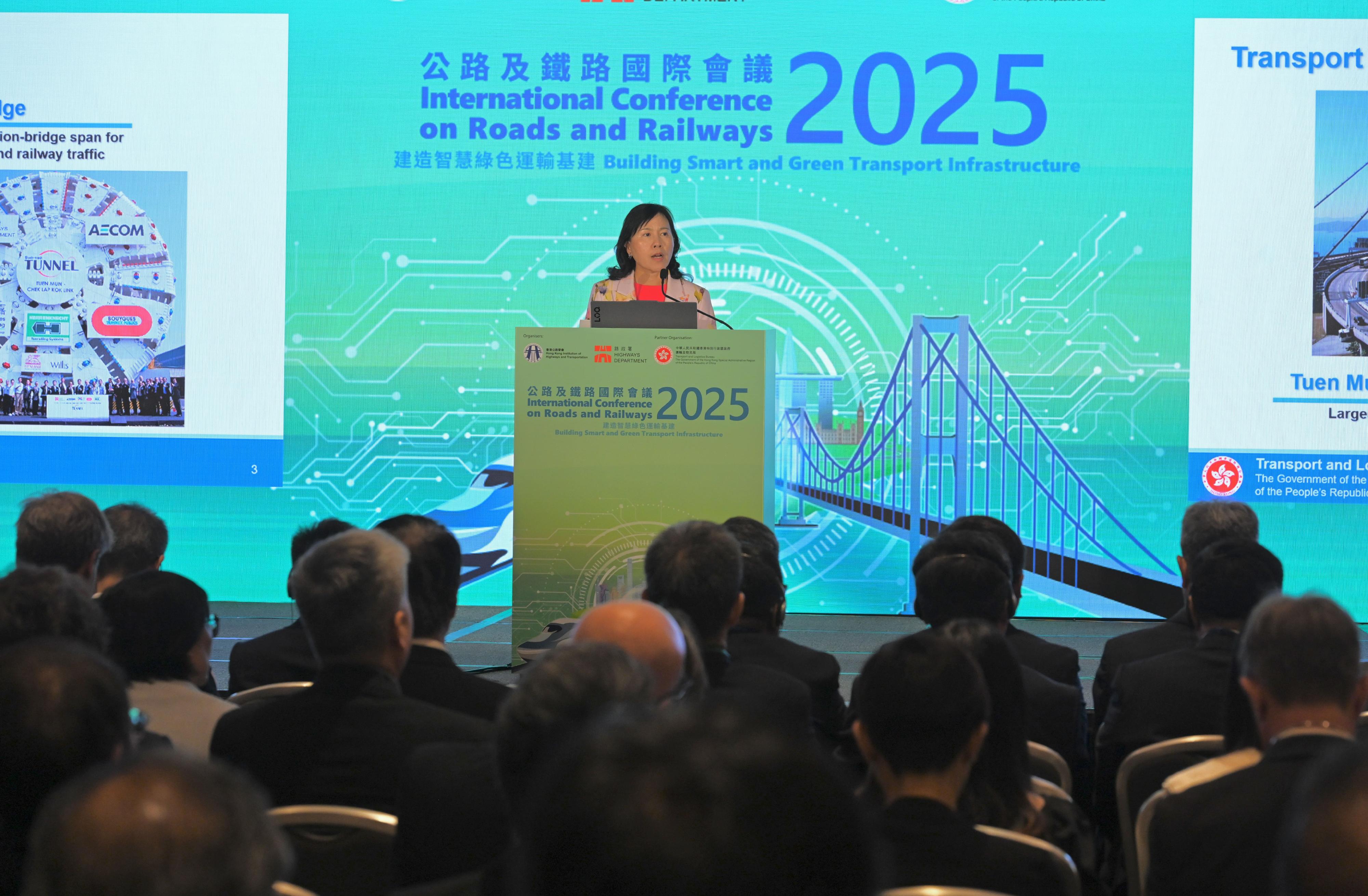 路政署及香港公路學會合辦的公路及鐵路國際會議2025一連兩日（六月十二日及十三日）舉行，探討智慧與綠色運輸基建的最新技術，以及香港未來主要運輸基建的發展方向。圖示運輸及物流局局長陳美寶在會議上致辭。