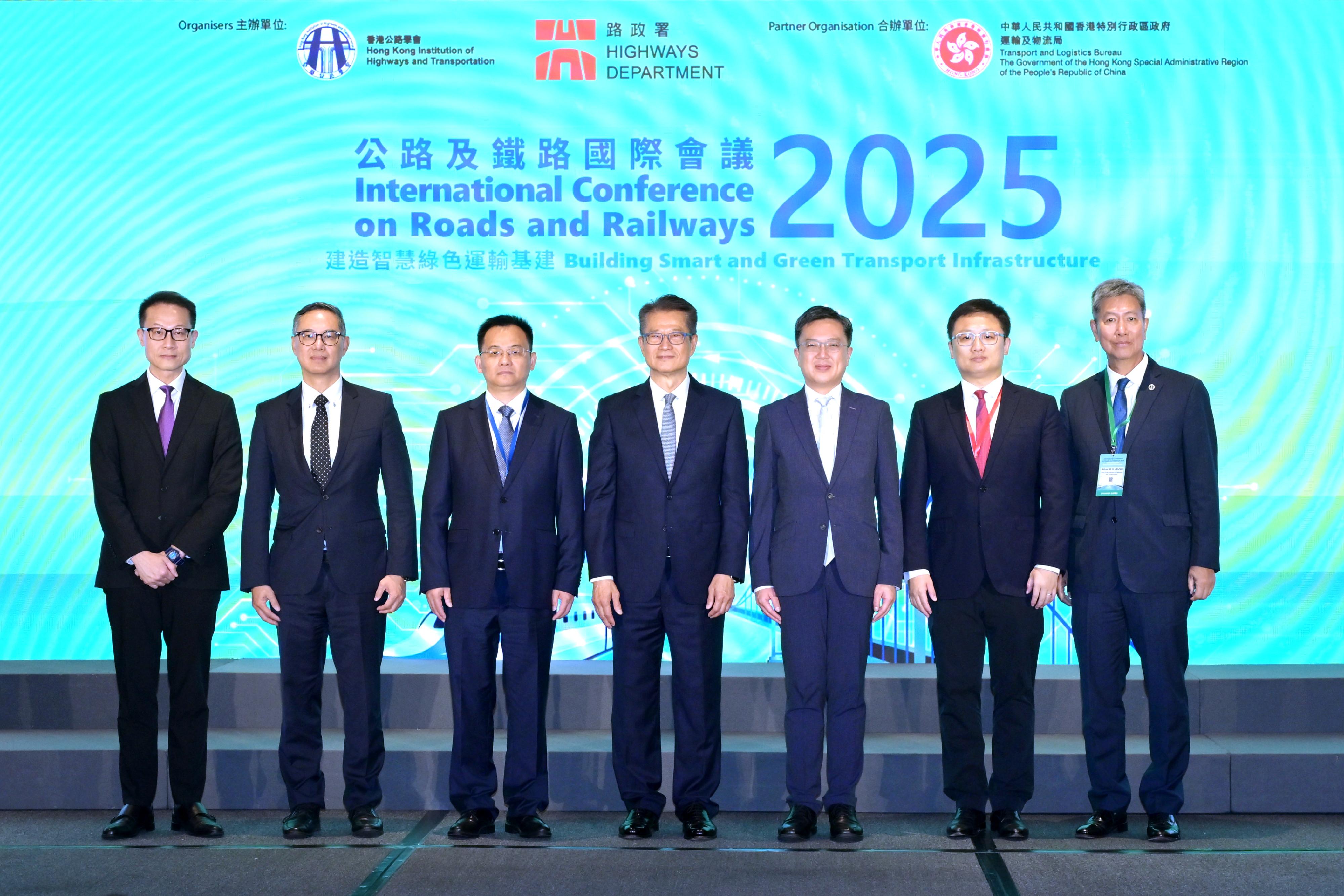 公路及鐵路國際會議2025 今日（六月十二日）揭幕，為期兩日的會議以「建造智慧綠色運輸基建」為主題，舉辦多場專題演講及專題討論。圖示（左起）路政署署長邱國鼎、發展局常任秘書長（工務）劉俊傑、國家交通運輸部公路科學研究院副院長汪水銀、財政司司長陳茂波、運輸及物流局常任秘書長蔡傑銘、立法會鐵路事宜小組委員會主席張欣宇，以及香港公路學會會長梁偉豪在開幕禮上合照。 