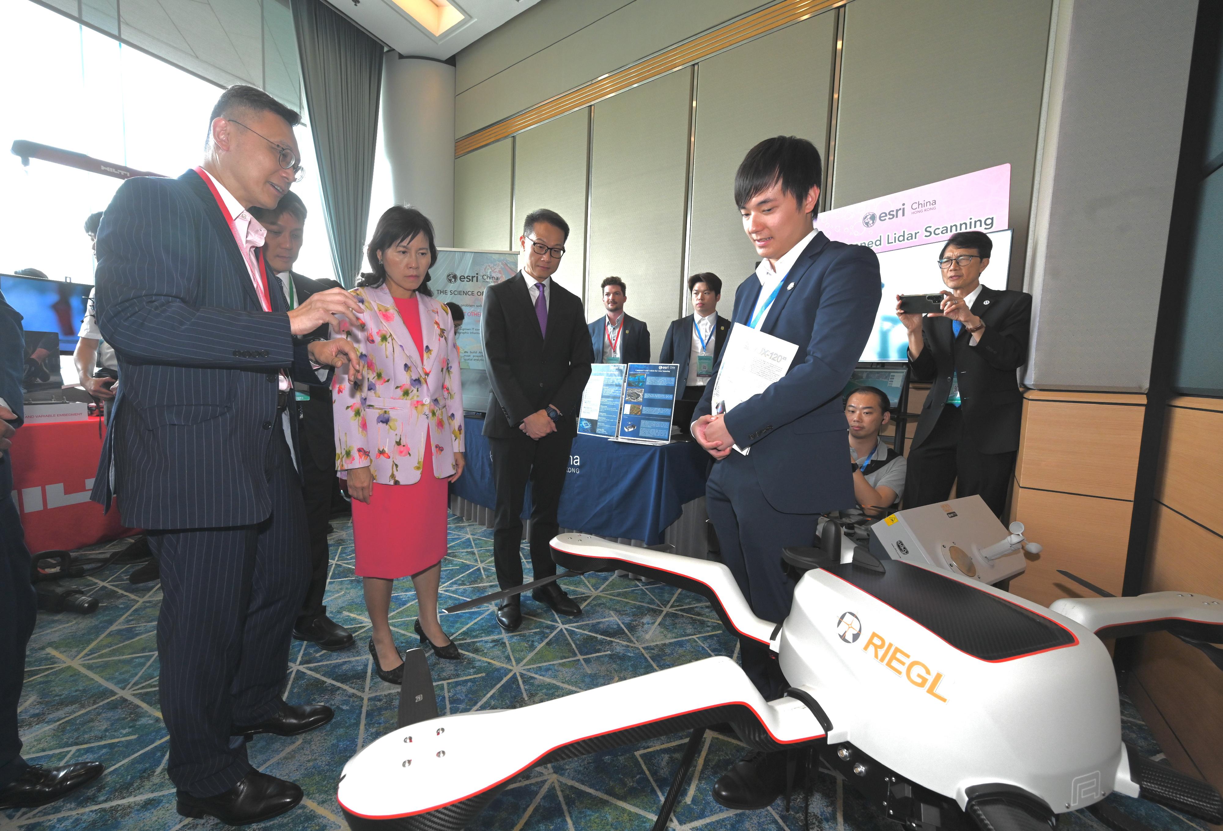 The Secretary for Transport and Logistics, Ms Mable Chan (third left), and the Director of Highways, Mr Tony Yau (fourth left), visit the industry booths during the International Conference on Roads and Railways 2025 today (June 12) to learn more about the usage and way of using innovative engineering equipment and materials.
