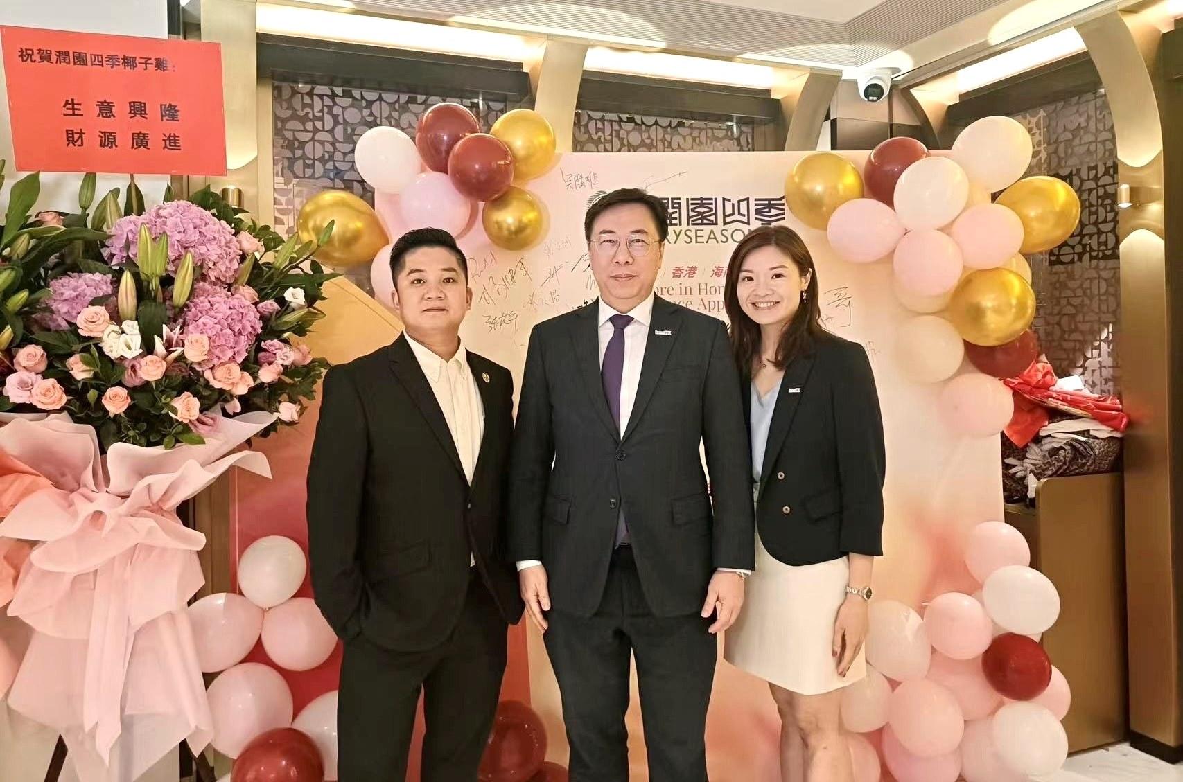 Invest Hong Kong (InvestHK) announced today (June 13) that Runseason World Trade Catering Co Ltd (Runseason), a Mainland catering brand specialising in coconut chicken hot pot, has officially opened its first restaurant in Hong Kong, marking a significant step in its global expansion strategy. Photo shows (from left) Runseason co-founder Mr Huang Guangchun; Associate Director-General of Investment Promotion at InvestHK Mr Arnold Lau; and Senior Vice President, Tourism and Hospitality at InvestHK Ms Audrey Hon, at the opening ceremony.



