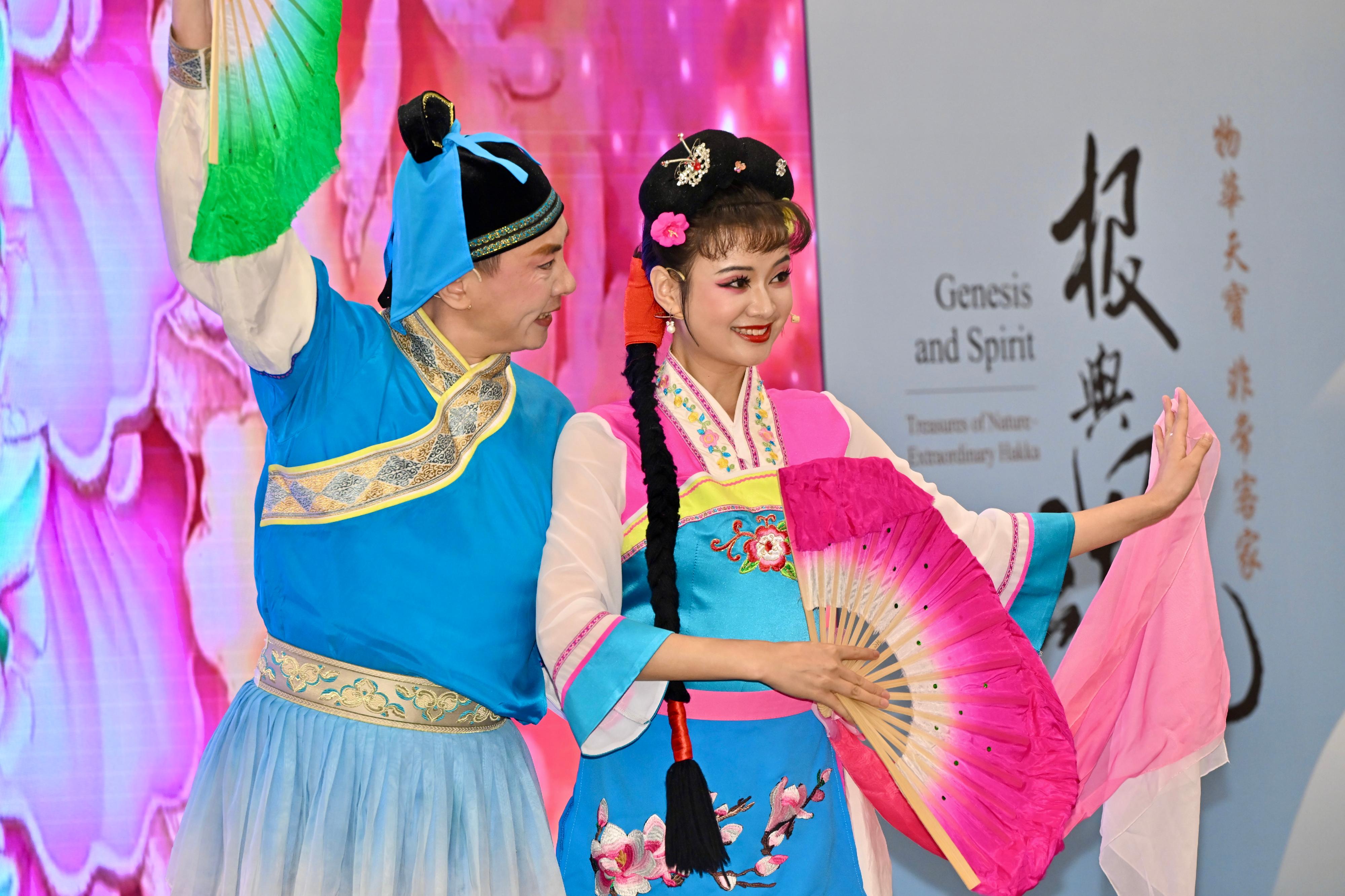 The opening ceremony for "Genesis and Spirit - Treasures of Nature · Extraordinary Hakka: Intangible Cultural Heritage Exhibition of Jiangxi" was held today (June 13) at the Hong Kong Central Library. Photo shows a performance of a representative item of the national intangible cultural heritage, Gannan Tea Plucking Opera.