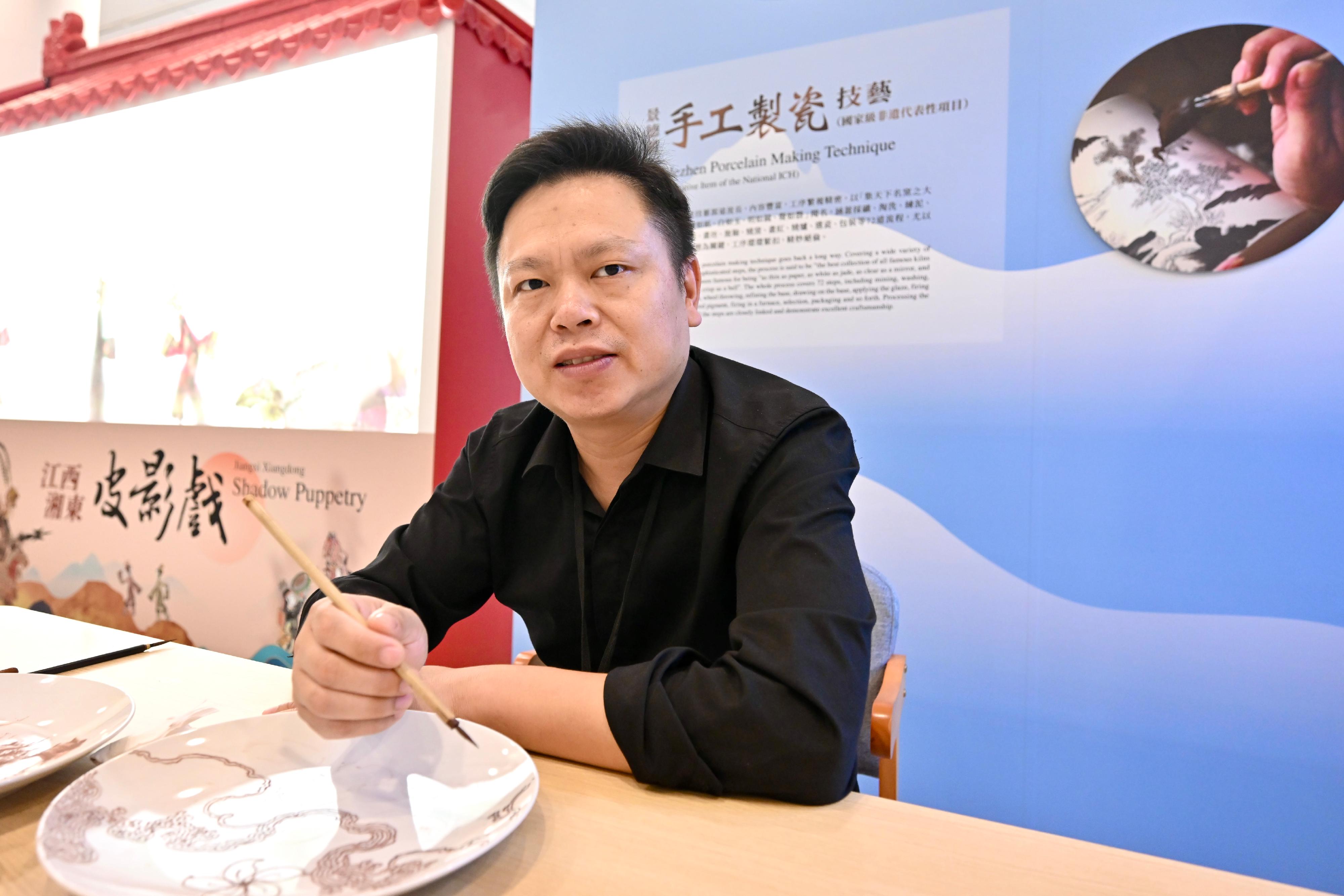 「根與魂—物華天寶　非常客家︰江西省非物質文化遺產展演」開幕典禮今日（六月十三日）在香港中央圖書館舉行。圖示傳承人示範國家級非物質文化遺產代表性項目景德鎮手工製瓷技藝。