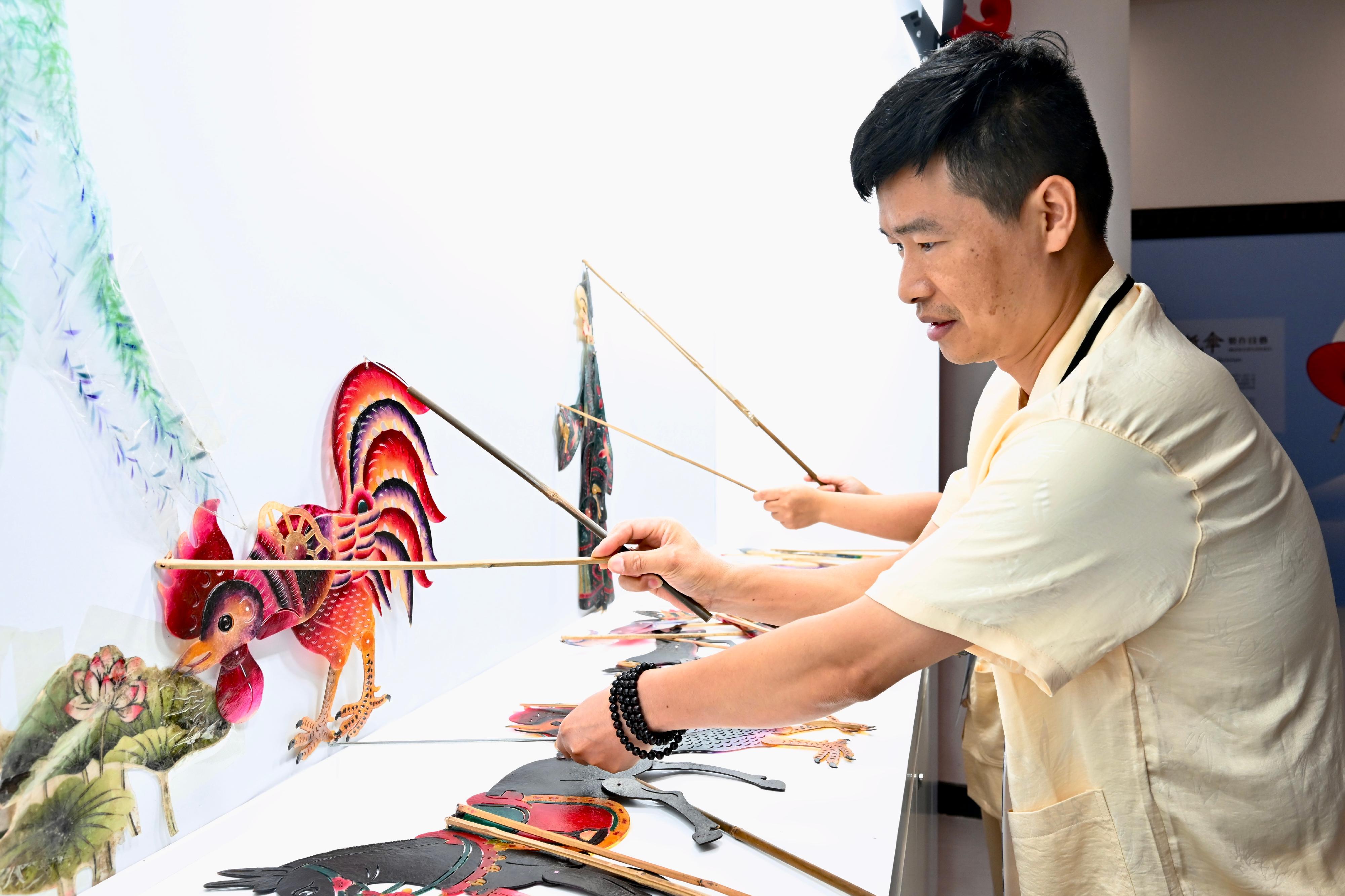 「根與魂—物華天寶　非常客家︰江西省非物質文化遺產展演」開幕典禮今日（六月十三日）在香港中央圖書館舉行。圖示傳承人示範湘東皮影戲。