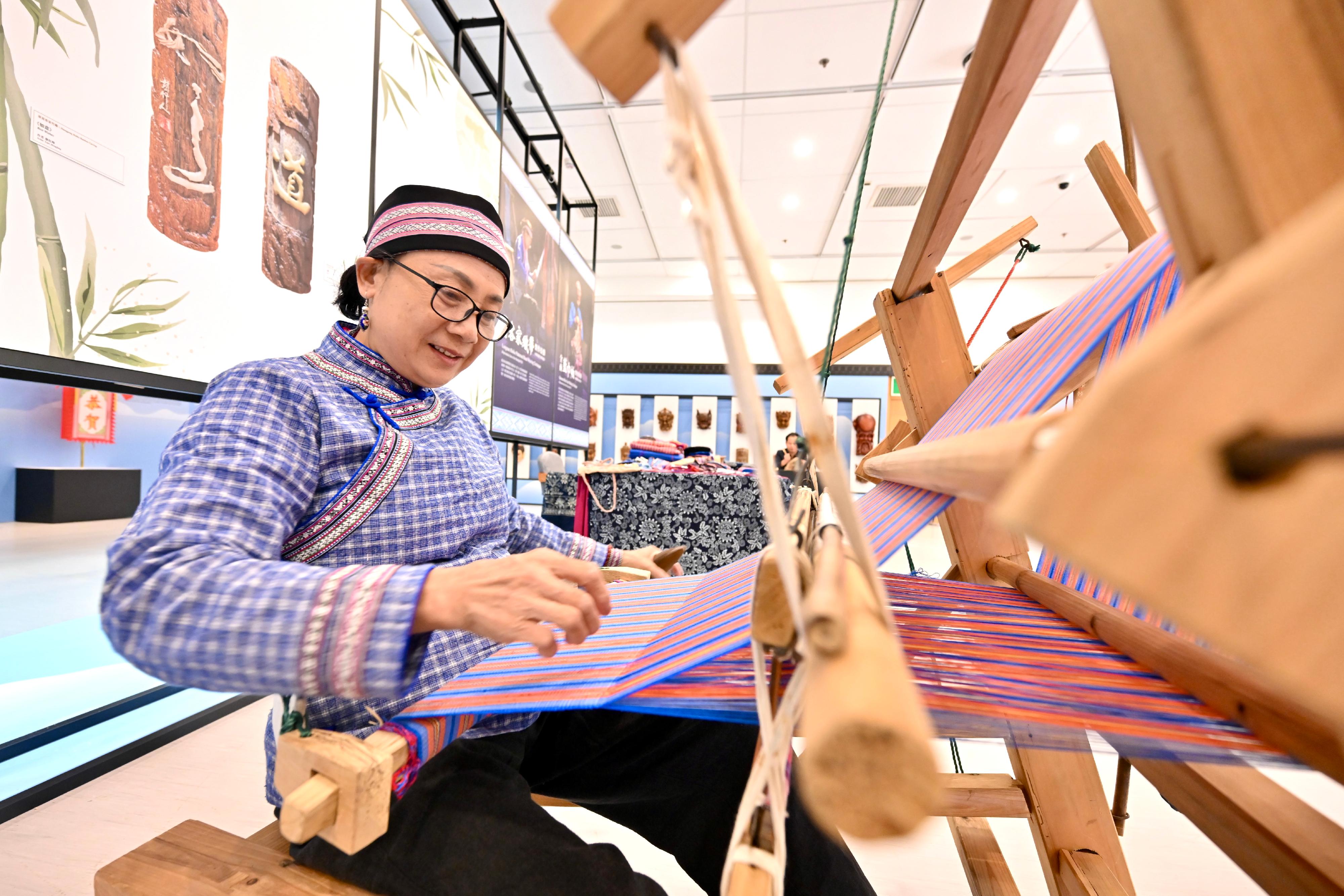 「根與魂—物華天寶　非常客家︰江西省非物質文化遺產展演」開幕典禮今日（六月十三日）在香港中央圖書館舉行。圖示傳承人示範龍南客家織帶製作技藝。