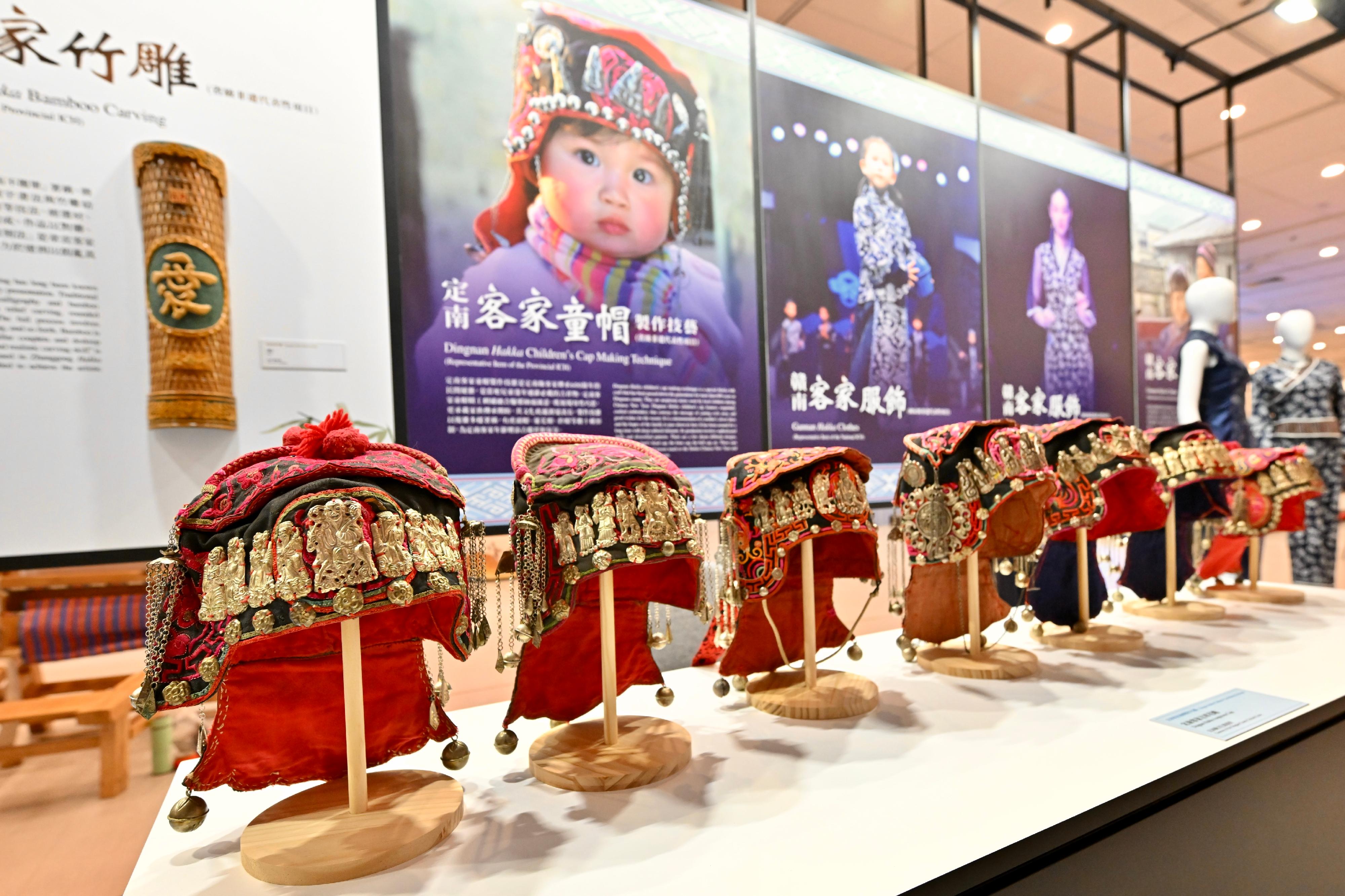 「根與魂—物華天寶　非常客家︰江西省非物質文化遺產展演」開幕典禮今日（六月十三日）在香港中央圖書館舉行。圖示定南客家童帽製作技藝。