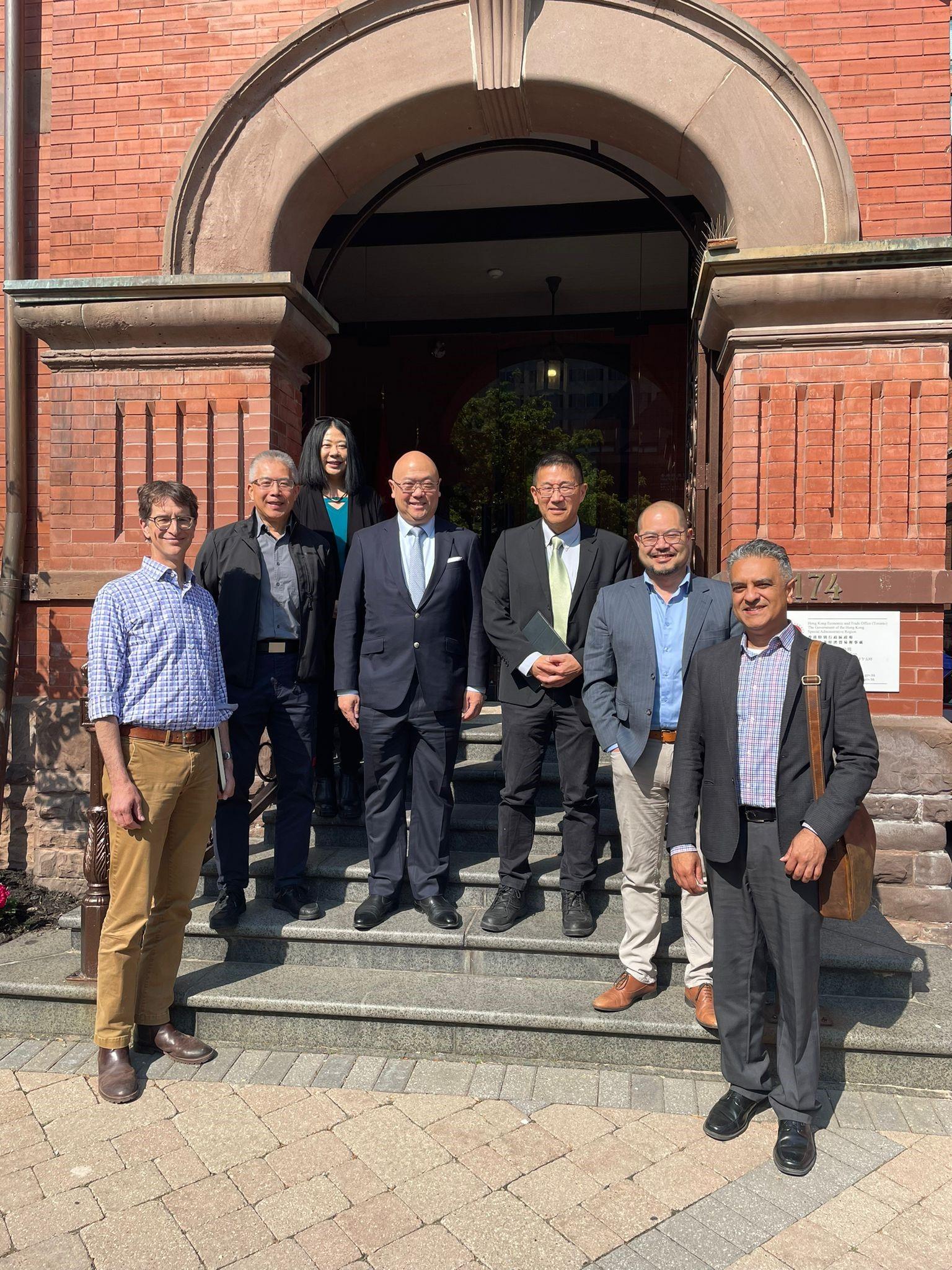 During his visit to Canada on June 10, Associate Director-General of Investment Promotion at Invest Hong Kong Mr Charles Ng (fourth left) met and discussed Hong Kong's business and investment opportunities with representatives from the Faculty of Applied Science and Engineering of the University of Toronto.