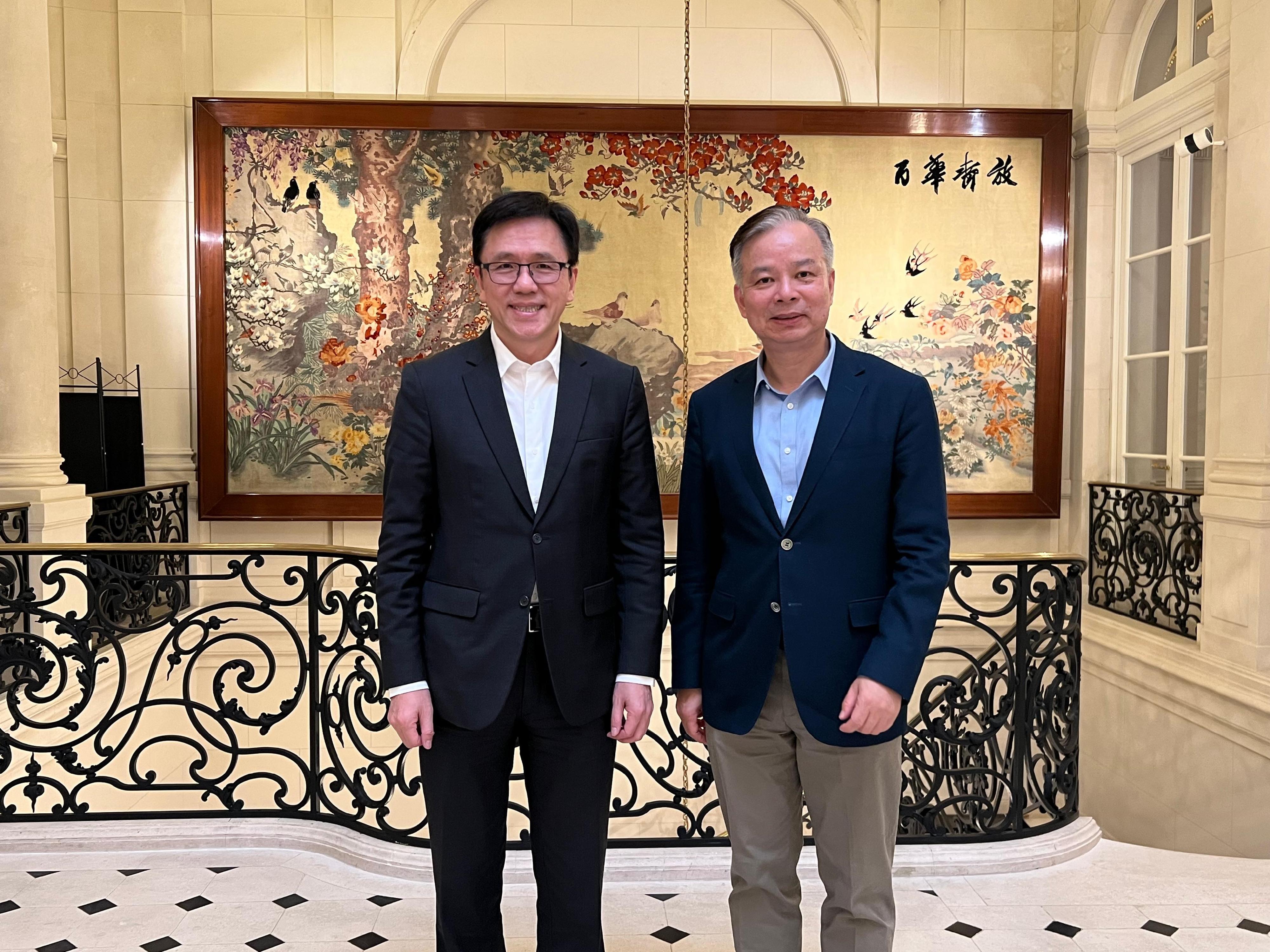 創新科技及工業局局長孫東教授（左）昨日（巴黎時間六月十三日）在法國巴黎禮節性拜會中華人民共和國駐法蘭西共和國大使館公使陳力（右）。