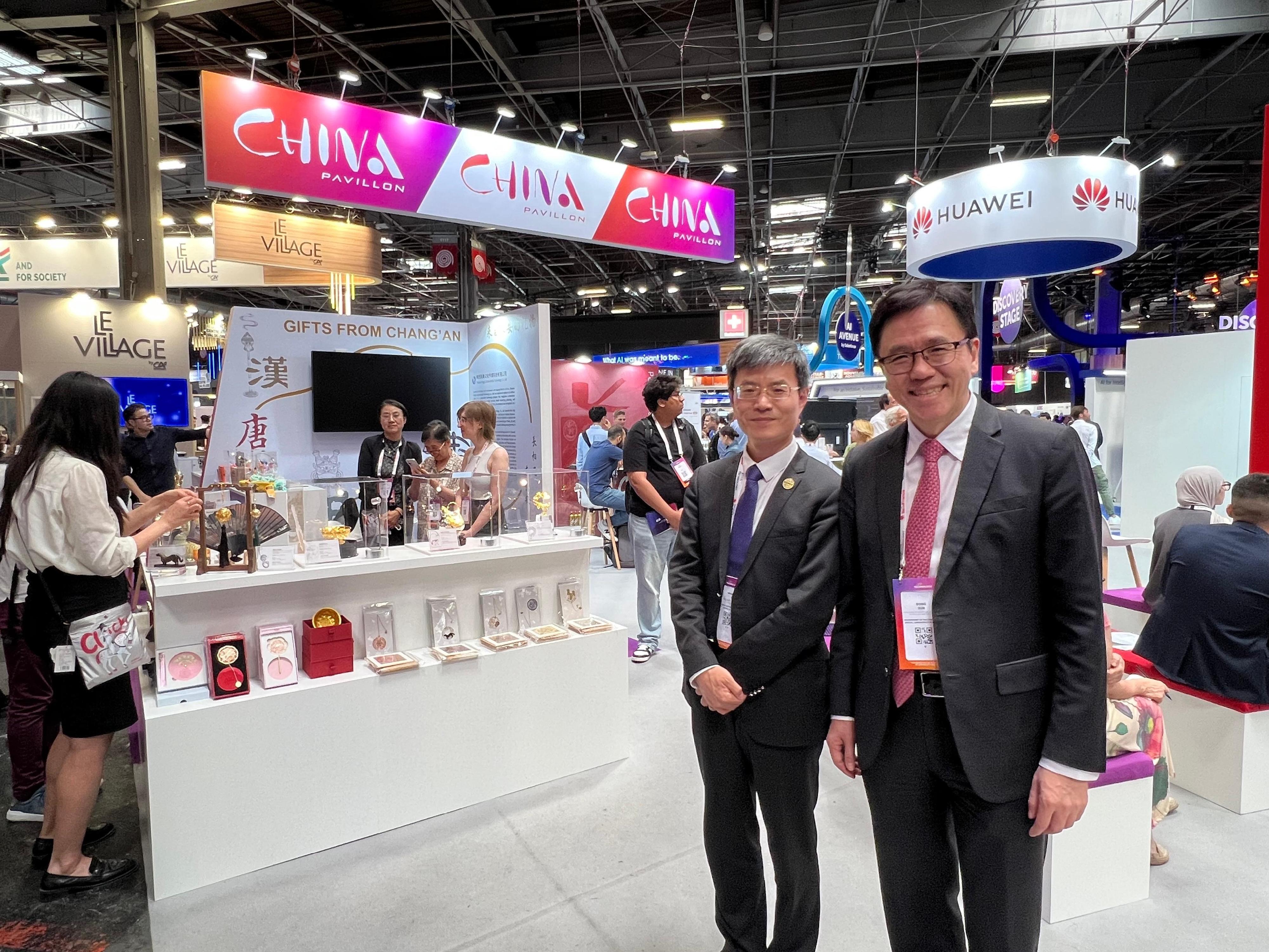The Secretary for Innovation, Technology and Industry, Professor Sun Dong (right), attended Viva Technology 2025 in Paris, France, yesterday (June 13, Paris time) and toured the China Pavilion.
