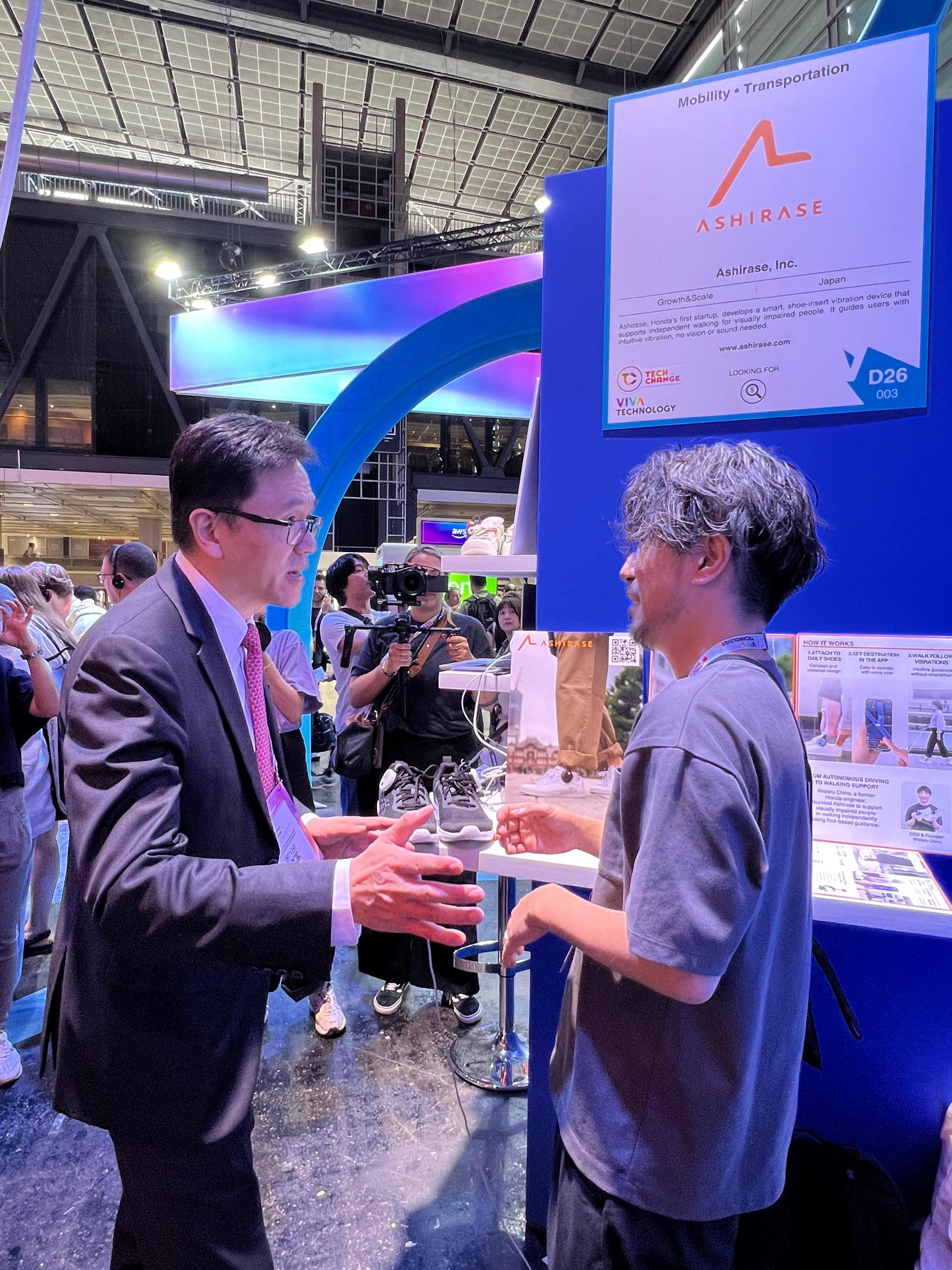 The Secretary for Innovation, Technology and Industry, Professor Sun Dong (left), attended Viva Technology 2025 in Paris, France, yesterday (June 13, Paris time) and toured the pavilions set up by the leading enterprises and start-ups.
