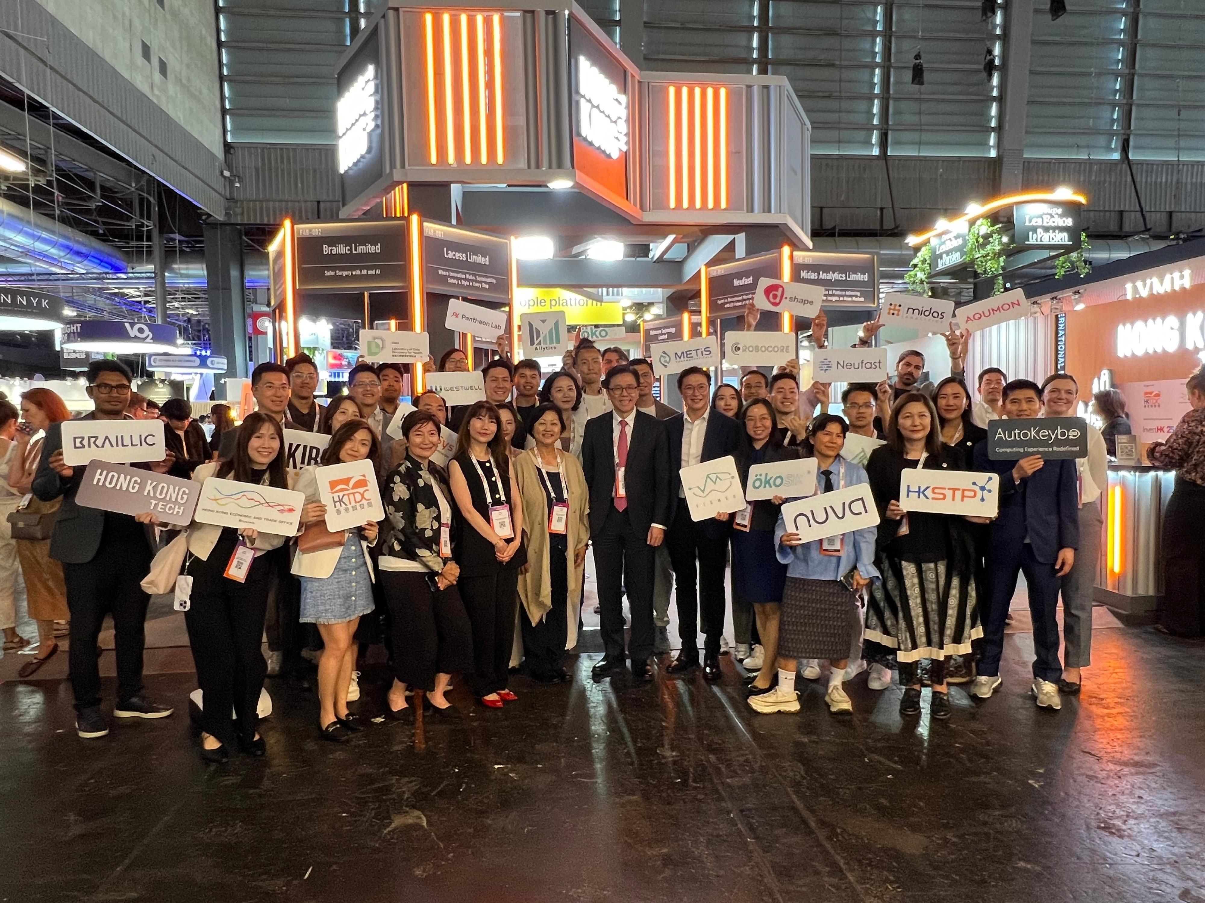 The Secretary for Innovation, Technology and Industry, Professor Sun Dong, attended Viva Technology 2025 in Paris, France, yesterday (June 13, Paris time) and visited the Hong Kong Tech Pavilion. Photo shows Professor Sun (front row, fifth right) with representatives from the 20 start-ups from the Hong Kong Science and Technology Parks Corporation and Cyberport.
