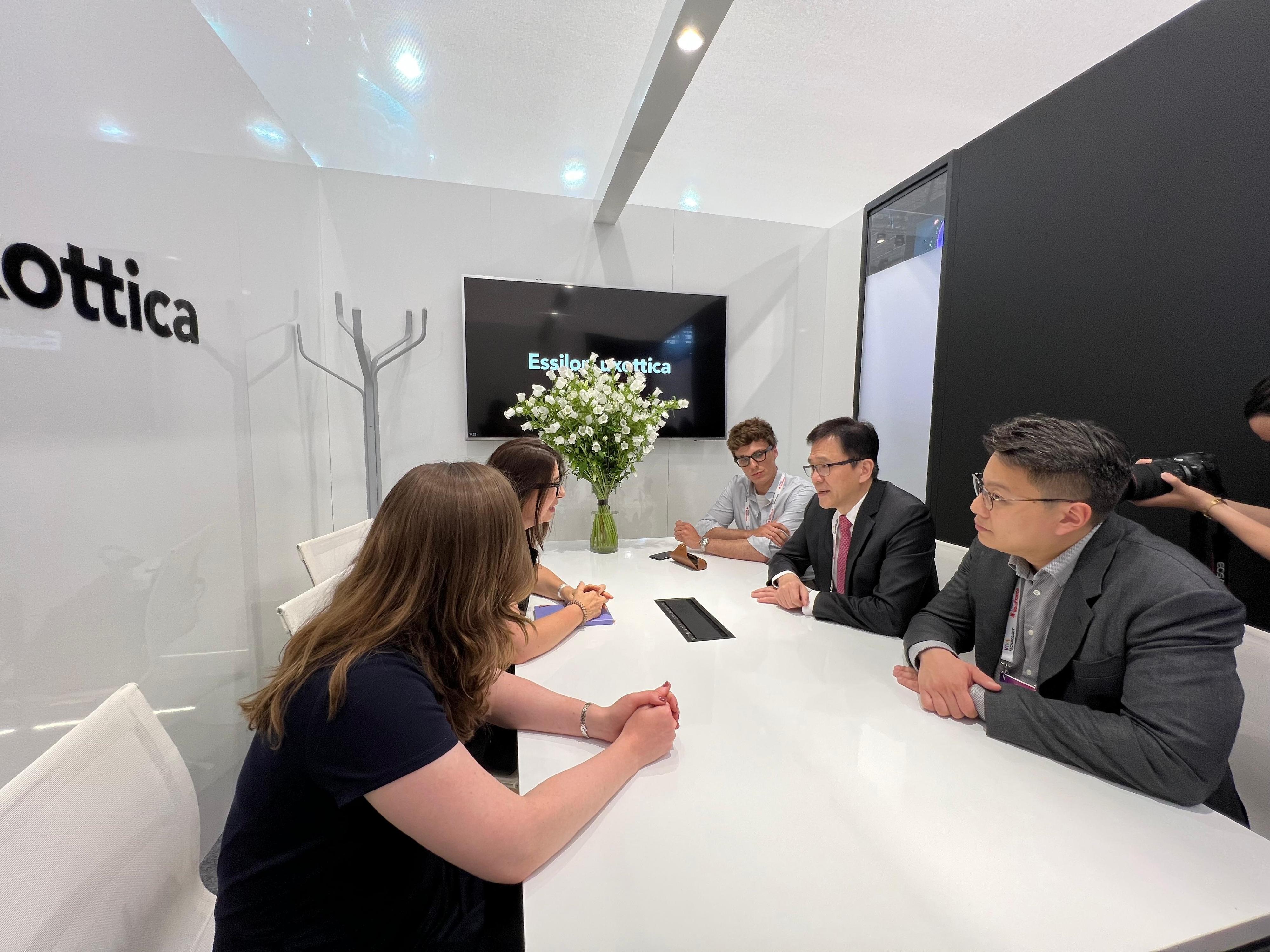 The Secretary for Innovation, Technology and Industry, Professor Sun Dong (second right), attended Viva Technology 2025 in Paris, France, yesterday (June 13, Paris time) and toured the pavilions set up by the leading enterprises and start-ups where he had a brief exchange with representatives of the participating organisations to learn more on their innovative solutions.
