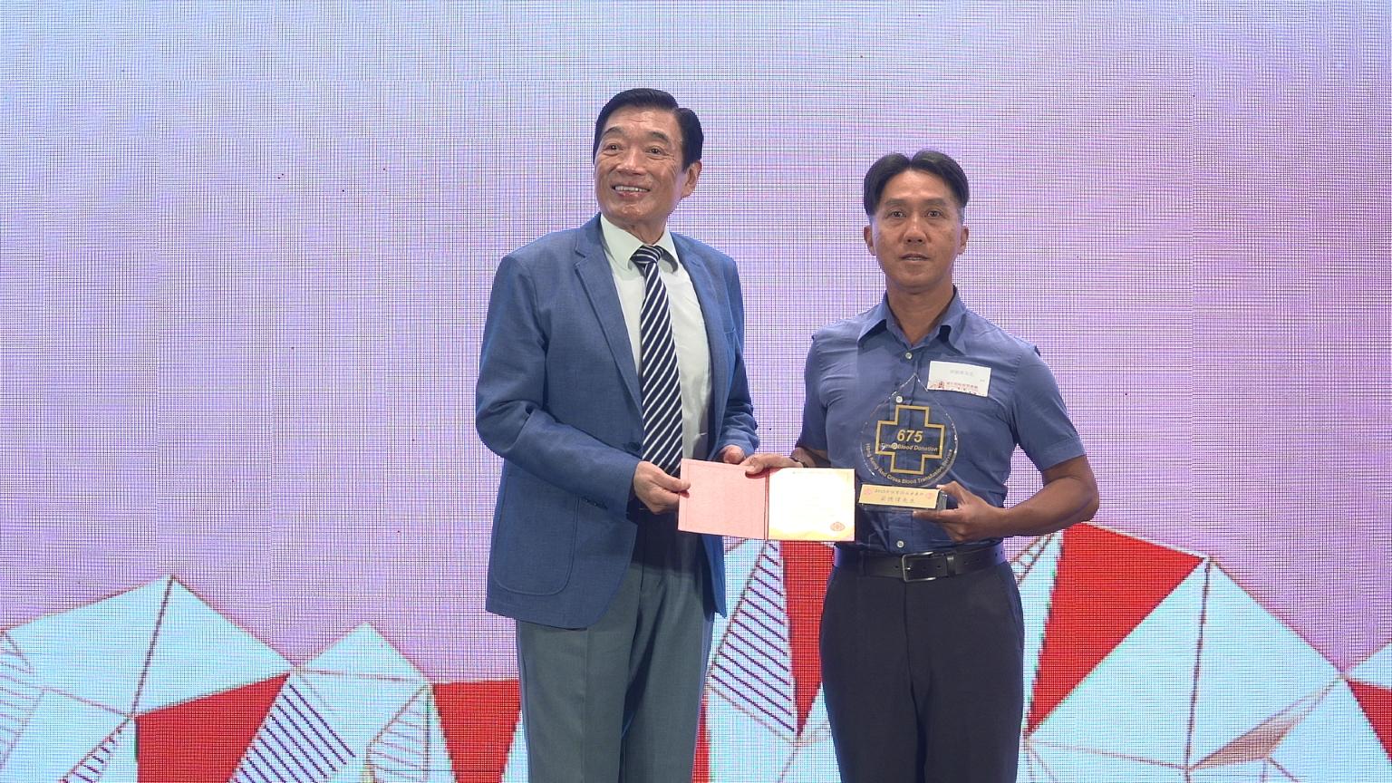The Hong Kong Red Cross Blood Transfusion Service (BTS) today (June 14) held its Annual Donor Award Ceremony to commend outstanding regular blood donors. Photo shows the Chairman of Hospital Authority, Mr Henry Fan (left), presenting awards to outstanding blood donors.