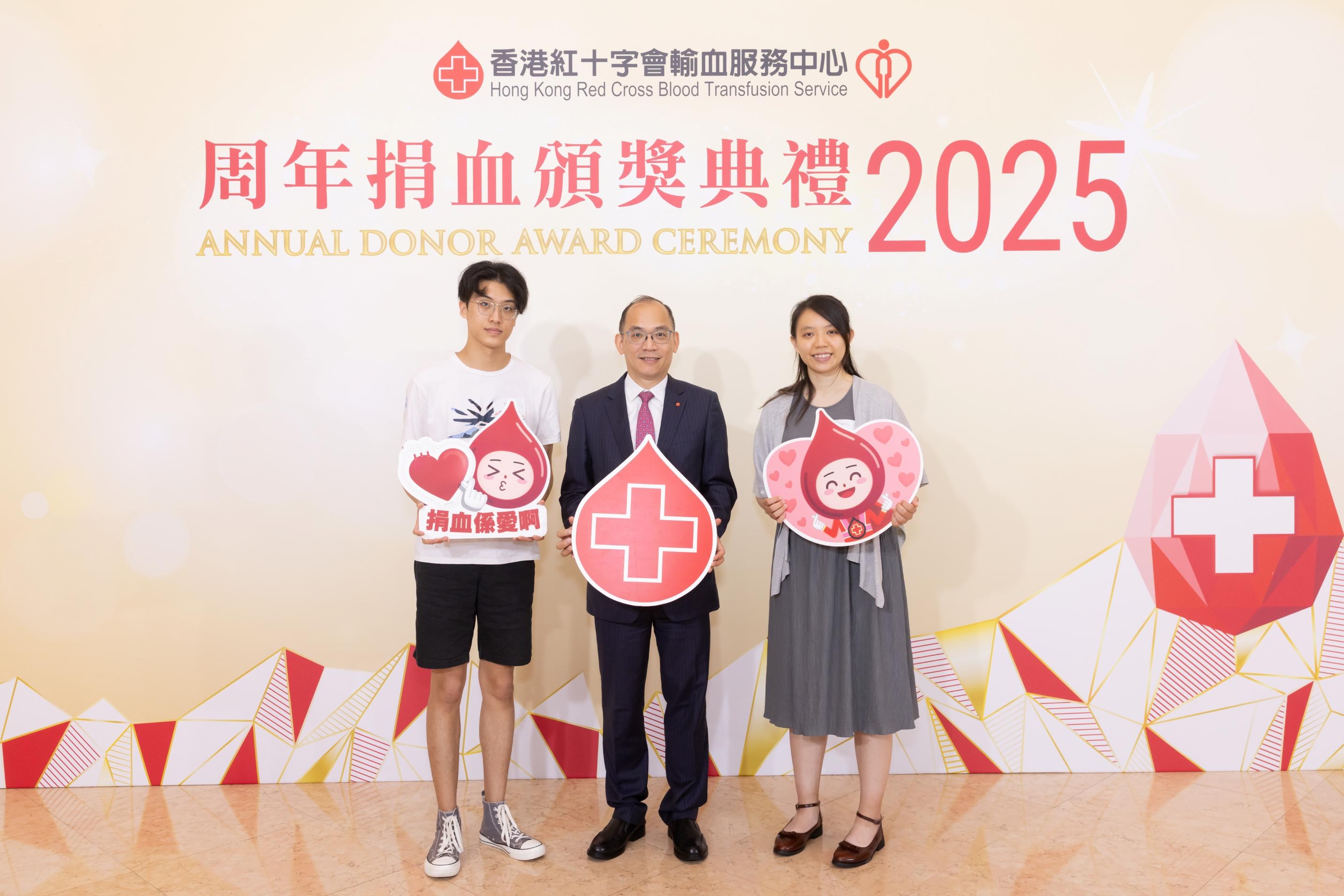 Mr Chang Him-shun (left) and Ms Ling Ho-yan (right) are the youngest awardees this year. They took a group photo with the Chief Executive and Medical Director of BTS, Dr Lee Cheuk-kwong (centre).
