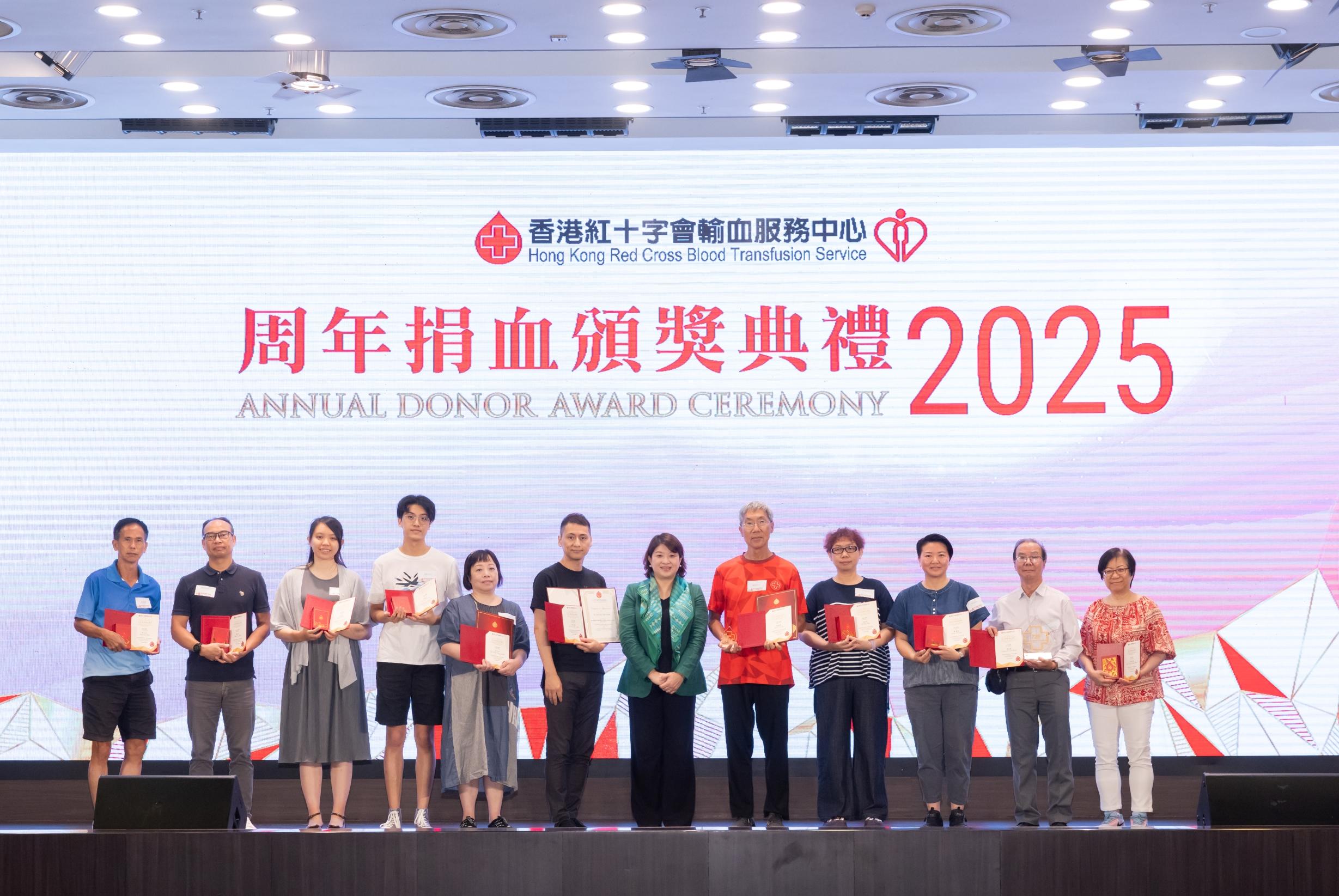 The Hong Kong Red Cross Blood Transfusion Service (BTS) today (June 14) held its Annual Donor Award Ceremony to commend outstanding regular blood donors. Photo shows the Under Secretary for Health, Dr Libby Lee (seventh left), presenting awards to outstanding blood donors.