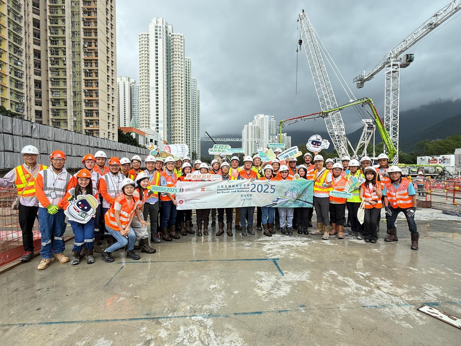 路政署及香港公路學會合辦、為期兩日的「公路及鐵路國際會議2025」已於昨日（六月十三日）圓滿結束，大會安排與會者今日（六月十四日）分別到中九龍幹線及港鐵東涌線延線項目工地考察。圖示考察團與港鐵東涌線延線工程團隊在東涌西站工地合照。

