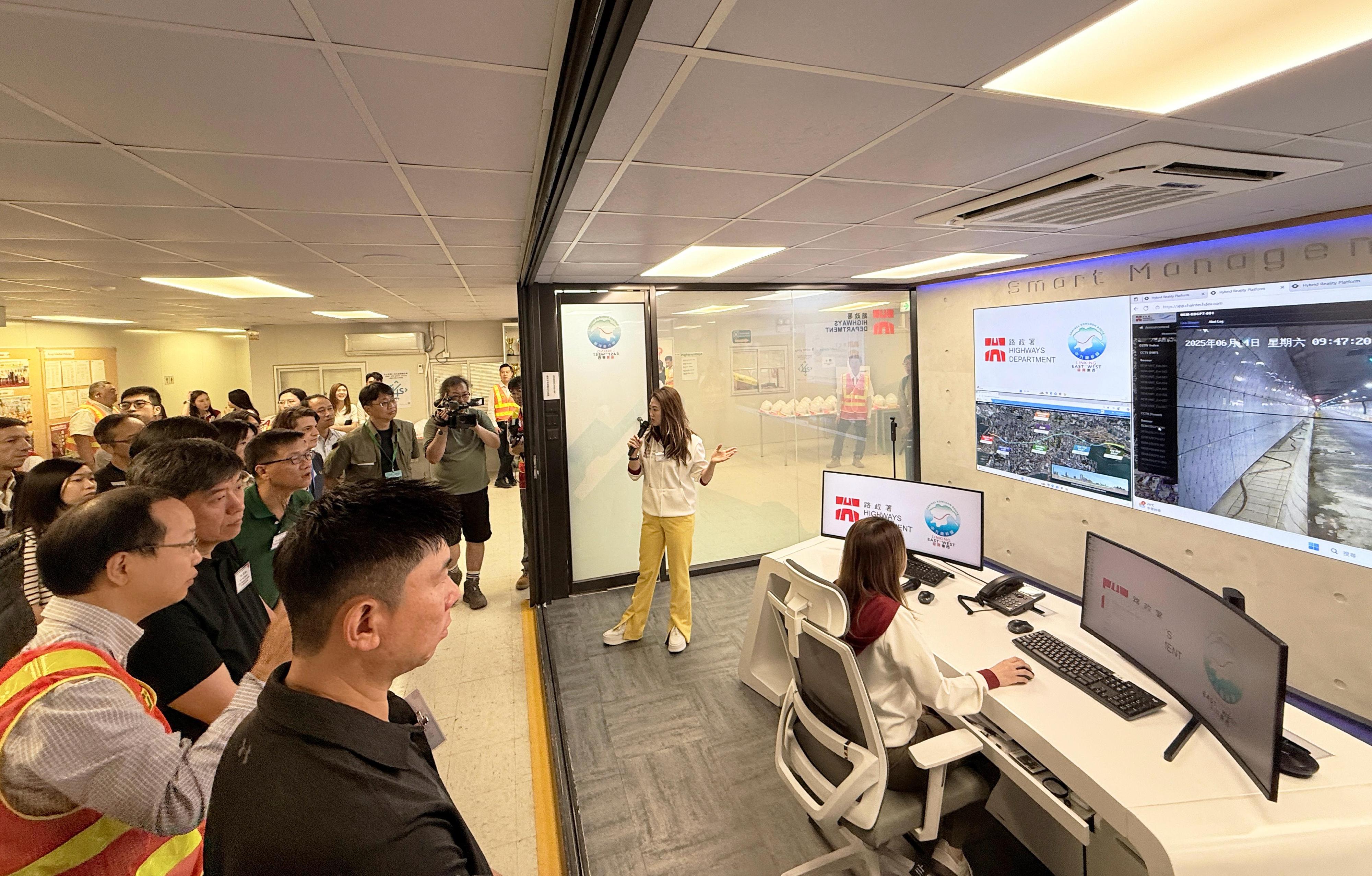 The two-day International Conference on Roads and Railways 2025 co-organised by the Highways Department (HyD) and the Hong Kong Institution of Highways and Transportation successfully concluded yesterday (June 13). The participants were arranged to visit the works sites of the Central Kowloon Route (CKR) and the MTR Corporation Limited Tung Chung Line Extension projects respectively today (June 14). Photo shows the CKR project team of the HyD introducing to the delegation the Smart Site Management Hub which effectively enhances site safety and construction quality.