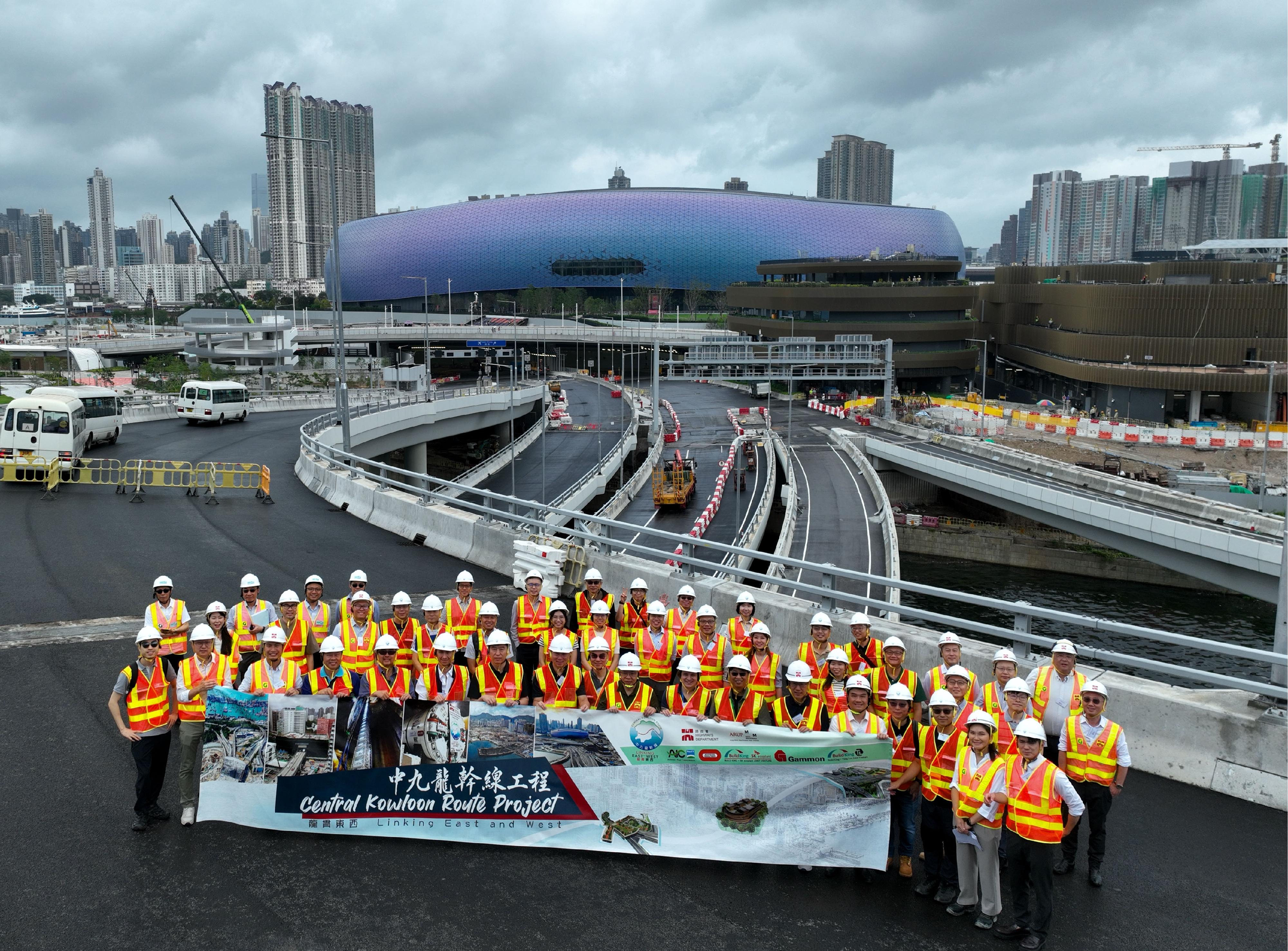 The two-day International Conference on Roads and Railways 2025 co-organised by the Highways Department (HyD) and the Hong Kong Institution of Highways and Transportation successfully concluded yesterday (June 13). The participants were arranged to visit the works sites of the Central Kowloon Route (CKR) and the MTR Corporation Limited Tung Chung Line Extension projects respectively today (June 14). The delegation is pictured with the CKR project team of the HyD at the Kai Tai Interchange works site of the CKR project.