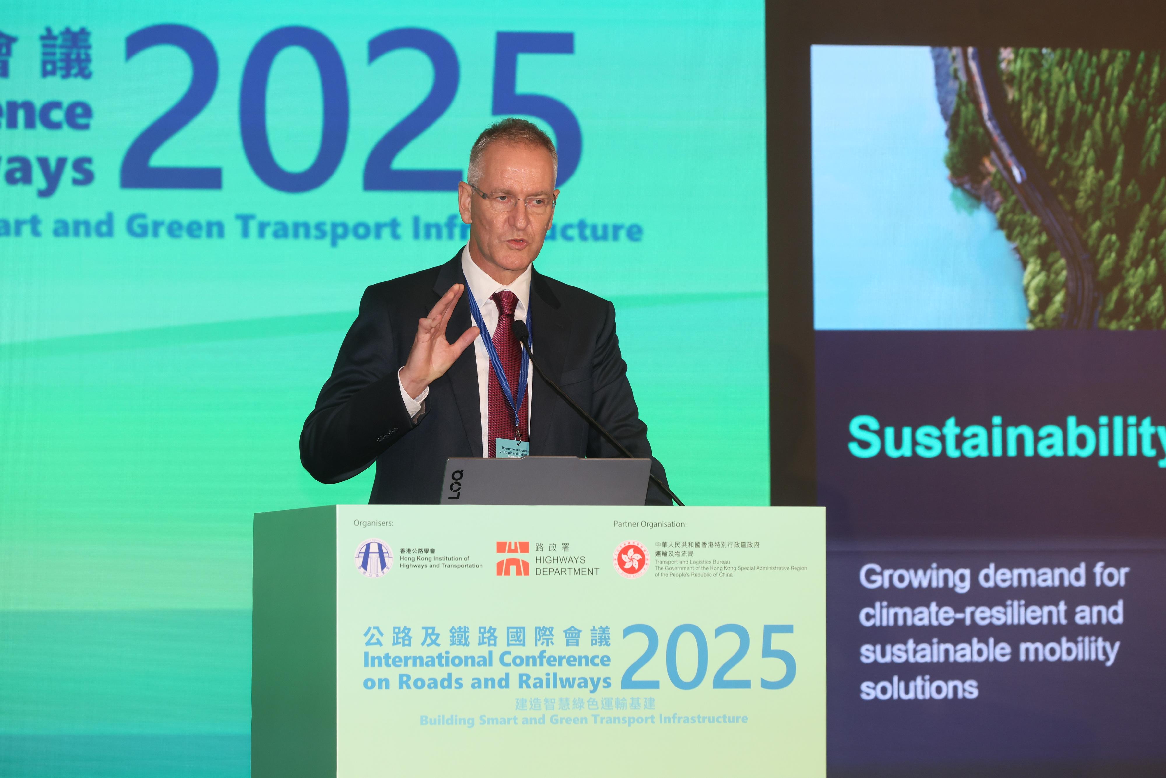The two-day International Conference on Roads and Railways 2025 co-organised by the Highways Department and the Hong Kong Institution of Highways and Transportation successfully concluded yesterday (June 13). Photo shows a railway development expert speaking at the conference yesterday.