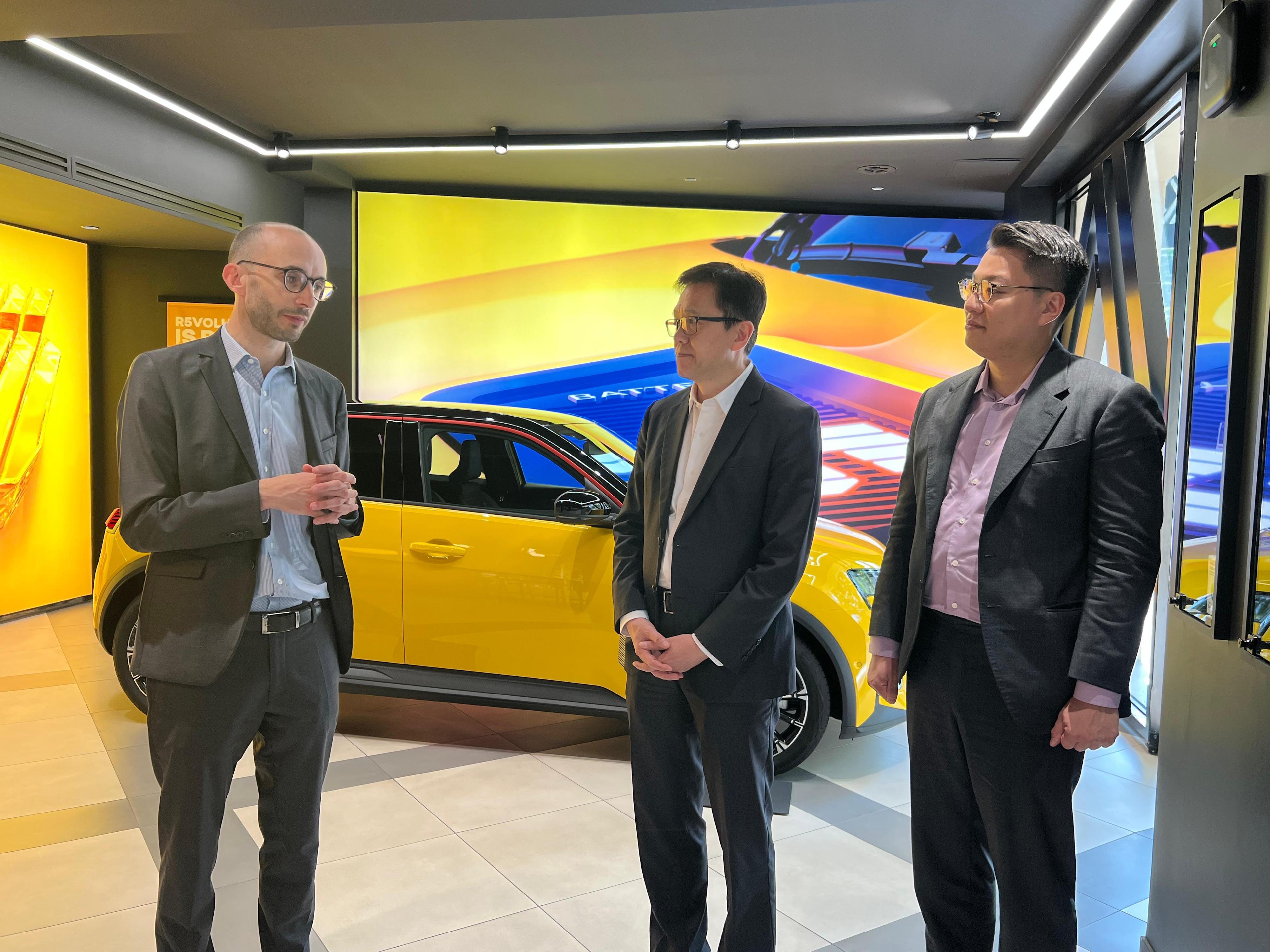 The Secretary for Innovation, Technology and Industry, Professor Sun Dong (centre), visited the showroom of Renault Group in Paris, France and met with the group's management yesterday (June 14, Paris time).