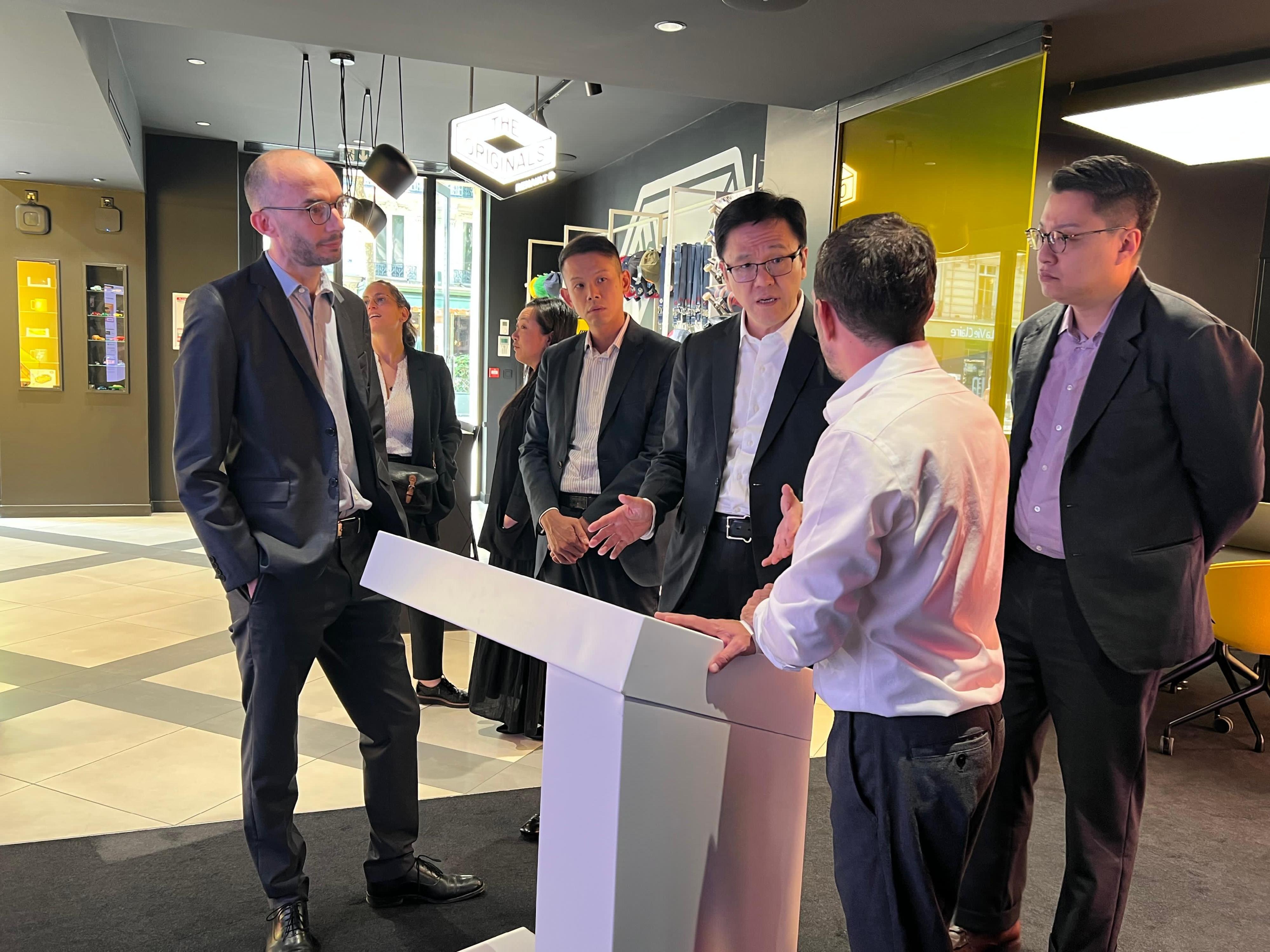 The Secretary for Innovation, Technology and Industry, Professor Sun Dong (third right), visited the showroom of Renault Group in Paris, France and met with the group's management yesterday (June 14, Paris time). He was briefed on the latest development and planning of the group and its brands as well as its various innovative businesses.