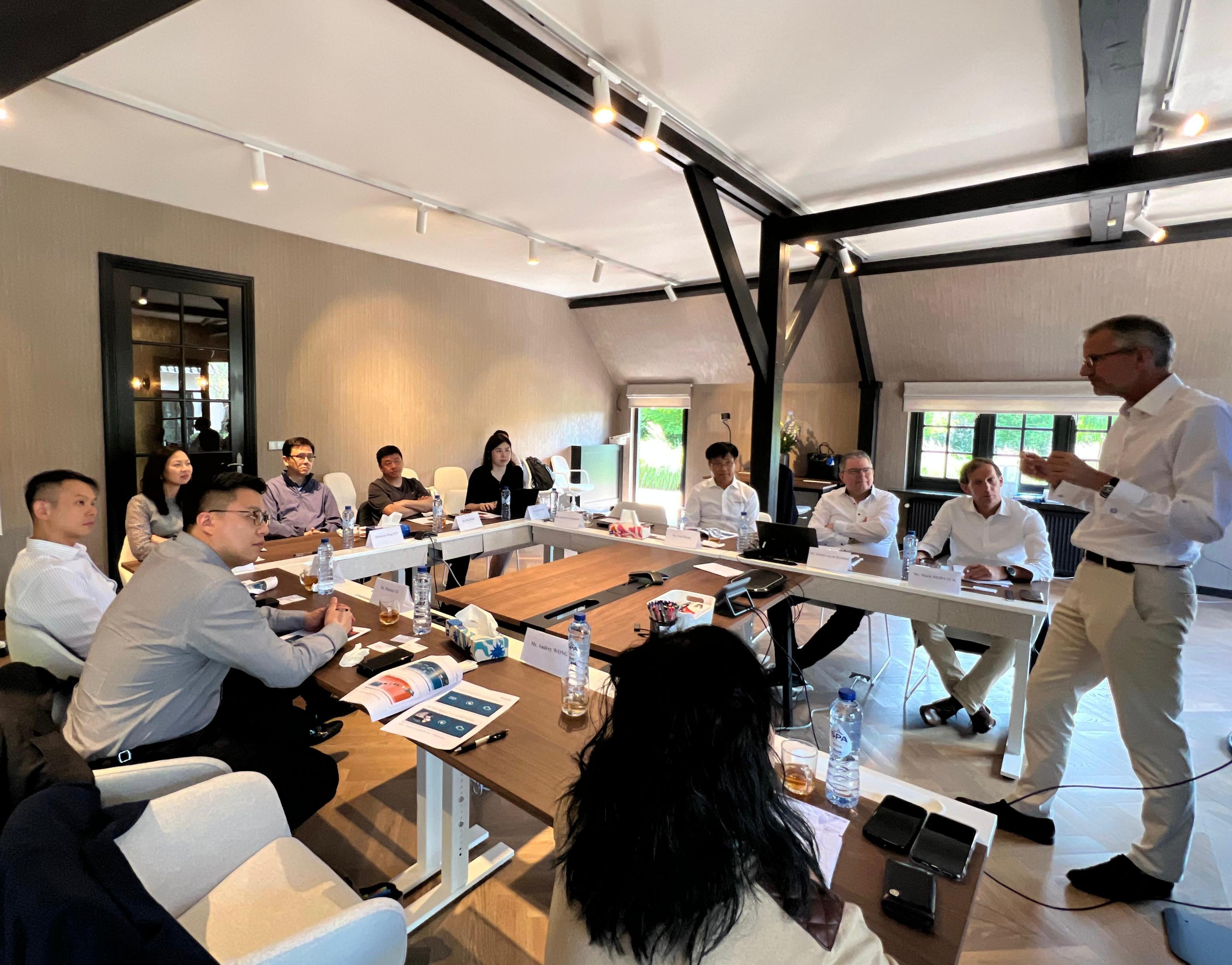 The Secretary for Innovation, Technology and Industry, Professor Sun Dong (seventh right), met with the management of the semiconductor company Nexperia to learn about its latest development directions and technology today (June 15, Amsterdam time). He also explored with the company on its plan to further expand businesses in Hong Kong.