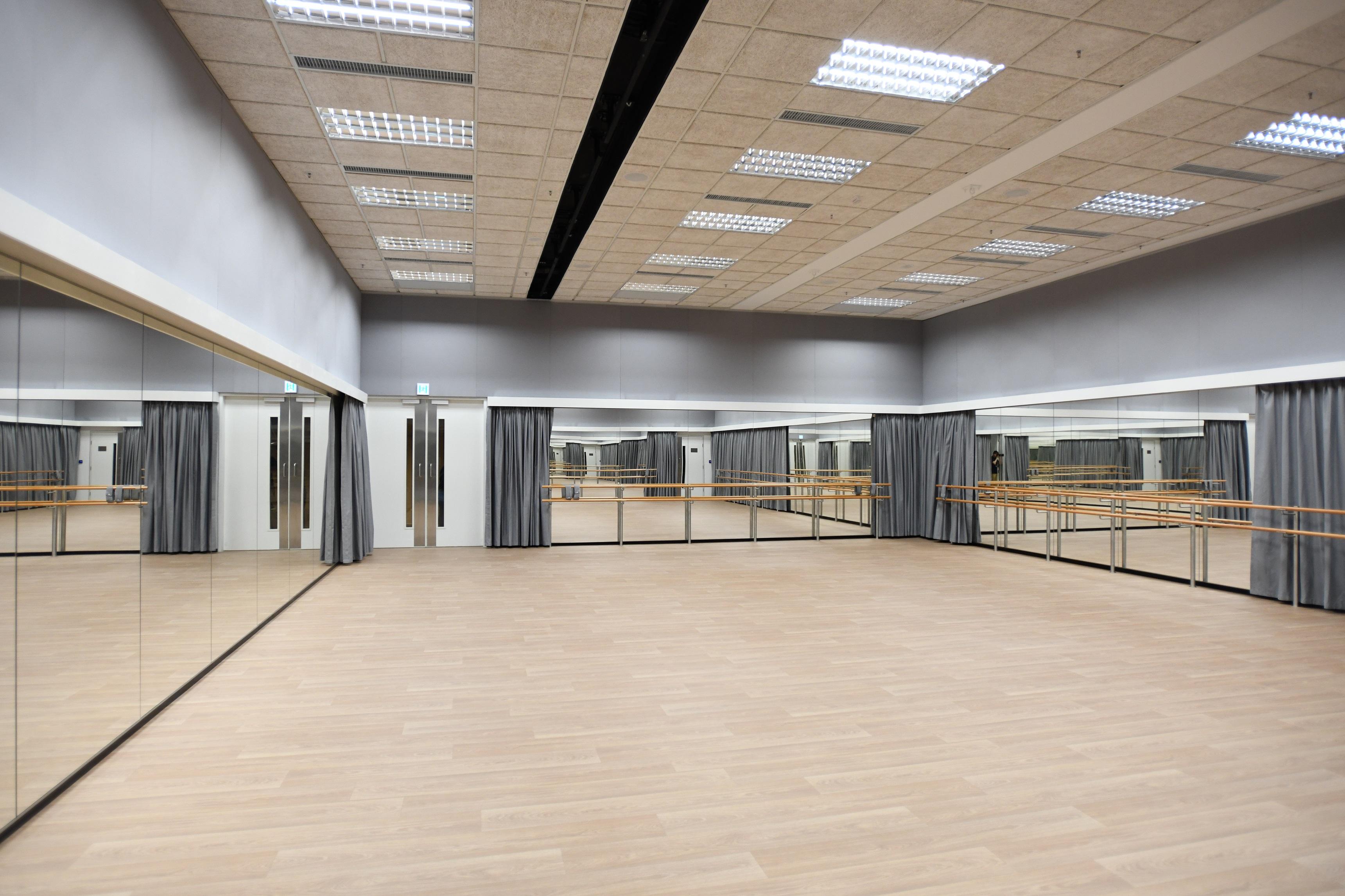 The Leisure and Cultural Services Department announced today (June 16) that the Tai Po Civic Centre (TPCC), which was closed for facility upgrading works, will reopen its outdoor areas, foyer and minor facilities from 9am on June 23 (Monday). The URBTIX outlet in the TPCC will also resume services from 10am on the same day. Photo shows a function room of the TPCC.