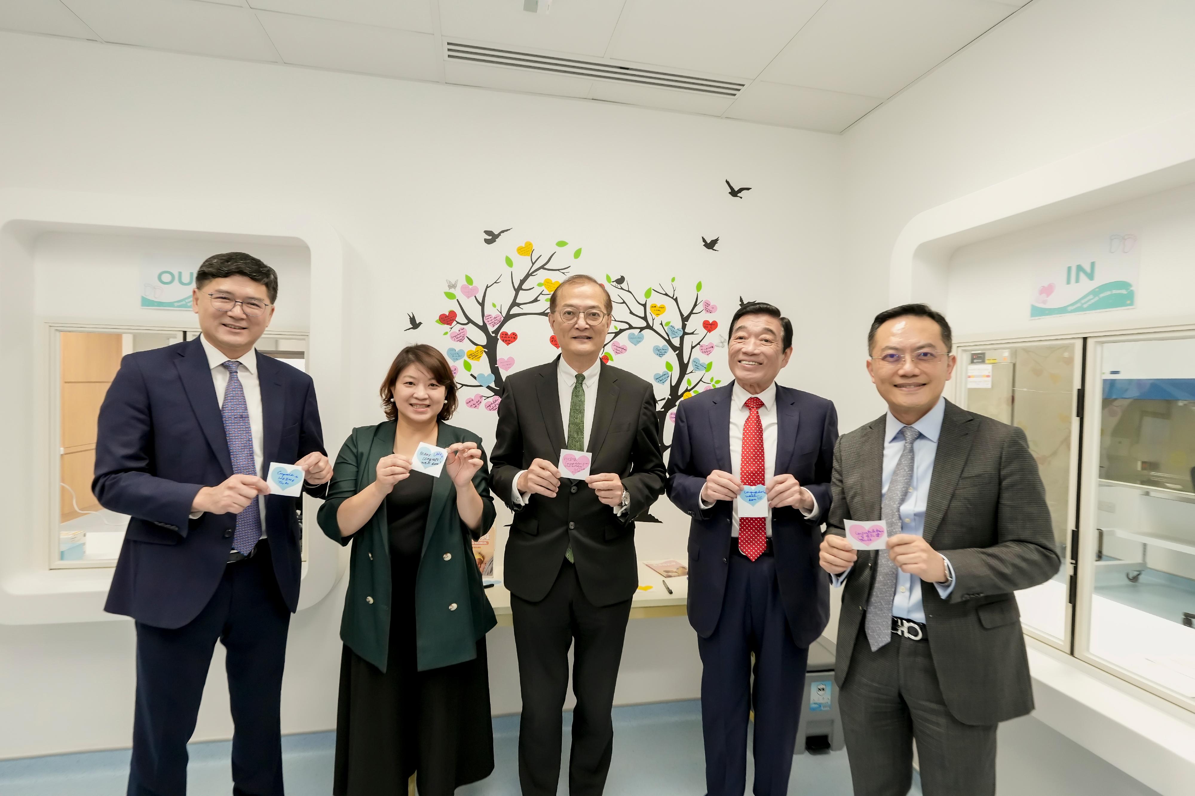 The Hospital Authority (HA) Hong Kong Breast Milk Bank (HKBMB) held its opening ceremony today (June 16). The Secretary for Health, Professor Lo Chung-mau (middle); the Under Secretary for Health, Dr Libby Lee (second left); and the Director of Health, Dr Ronald Lam (first right), visited the HKBMB accompanied by the Chairman of the HA, Mr Henry Fan (second right), and the Chief Executive of the HA, Dr Tony Ko (first left).