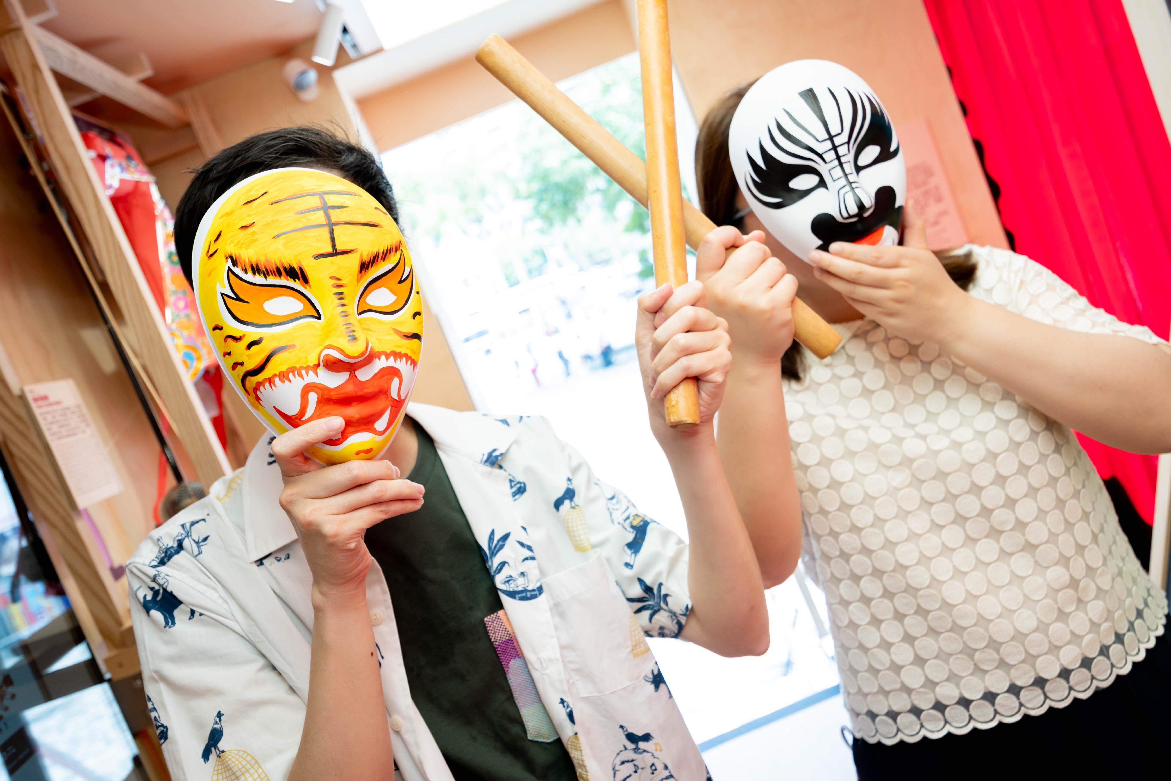 The Intangible Cultural Heritage (ICH) Office of the Leisure and Cultural Services Department presents the brand new ICH Mobile Centre "Mobile ICH", which will travel among districts and schools in Hong Kong starting from June to promote ICH items of Hong Kong. Photo shows visitors wearing engor masks.