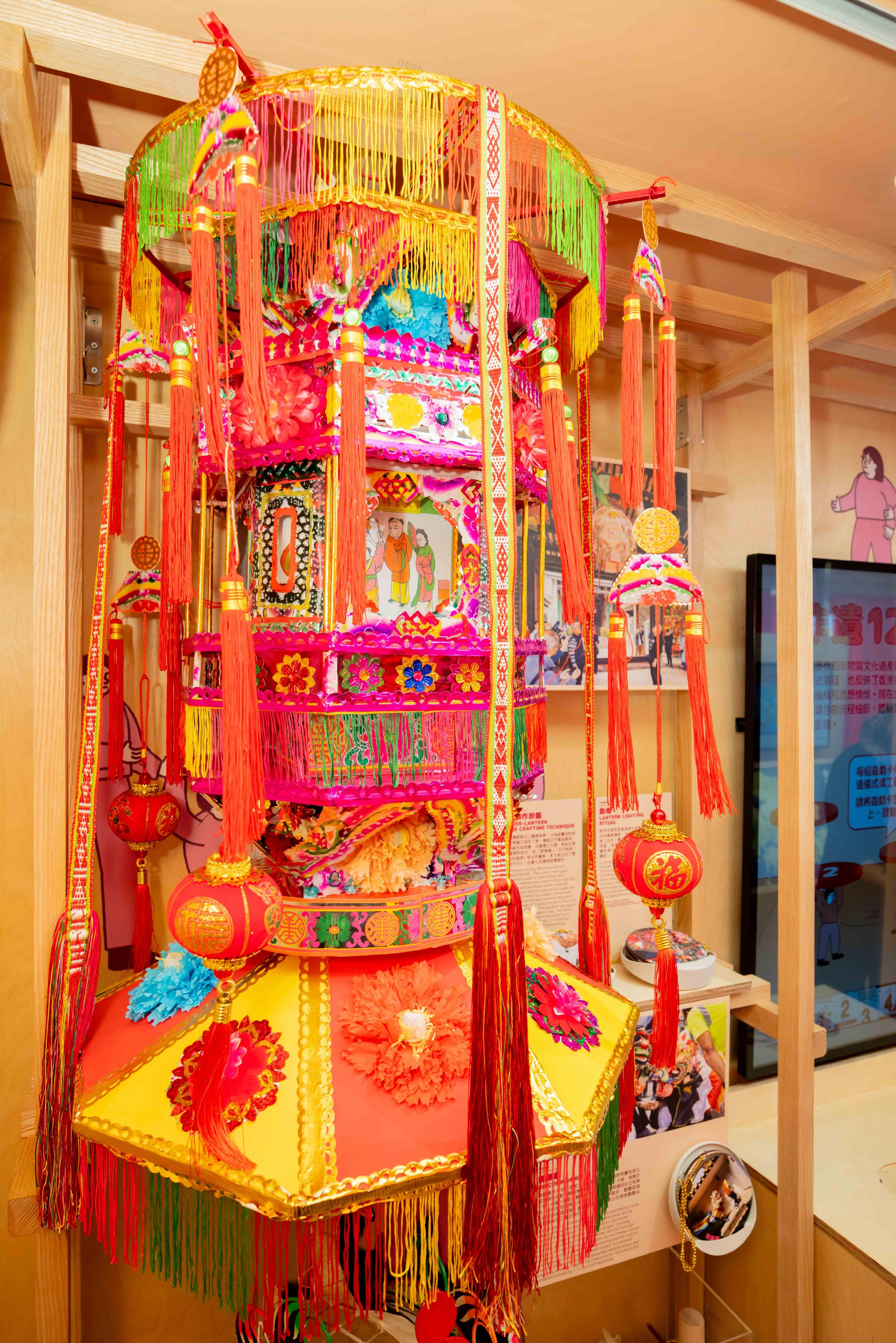 The Intangible Cultural Heritage (ICH) Office of the Leisure and Cultural Services Department presents the brand new ICH Mobile Centre "Mobile ICH", which will travel among districts and schools in Hong Kong starting from June to promote ICH items of Hong Kong. Photo shows a lantern for newborn sons, demonstrating the lantern lighting ritual and paper crafting technique.