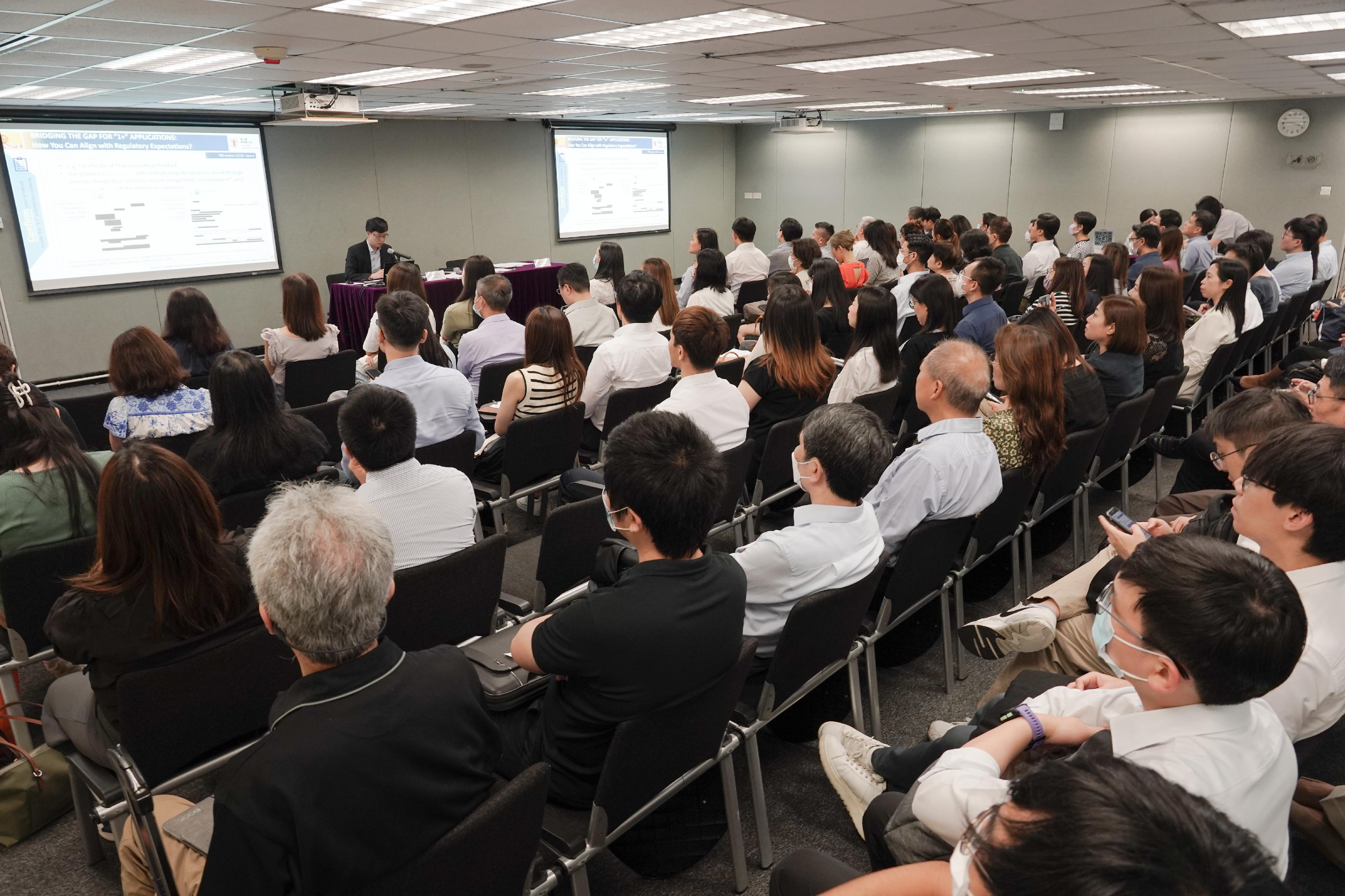 衞生署今日（六月十六日）舉辦首場「1+」新藥註冊工作坊，與逾90位藥劑業界及相關持份者分享「1+」機制下新藥註冊申請的優良規範和實踐經驗，致力與業界攜手達致「提前諮詢、提質提效、加快註冊、好藥港用」的目標。